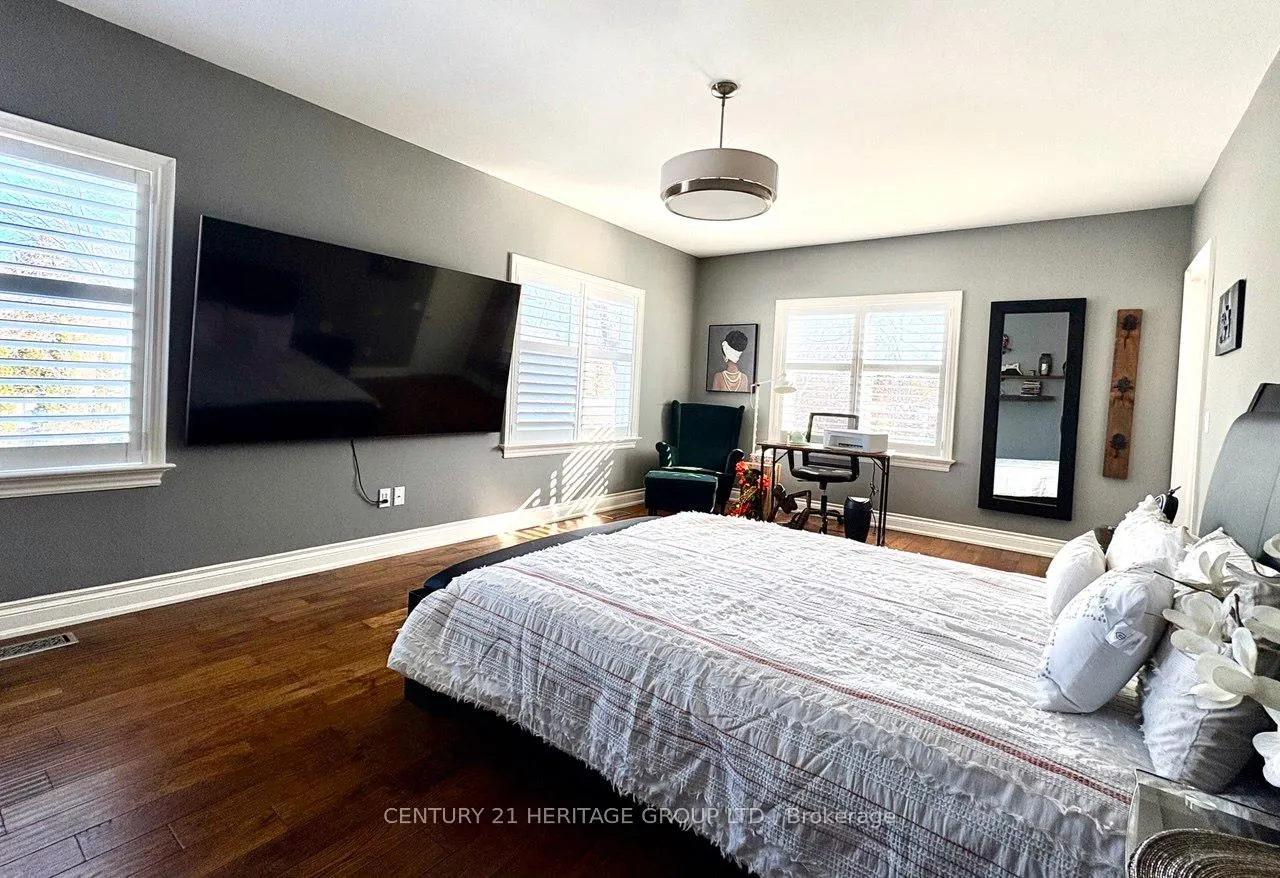 Photo 16 of Unit Main, 22 Cedar Crescent, Aurora, Aurora Village — HOMEH