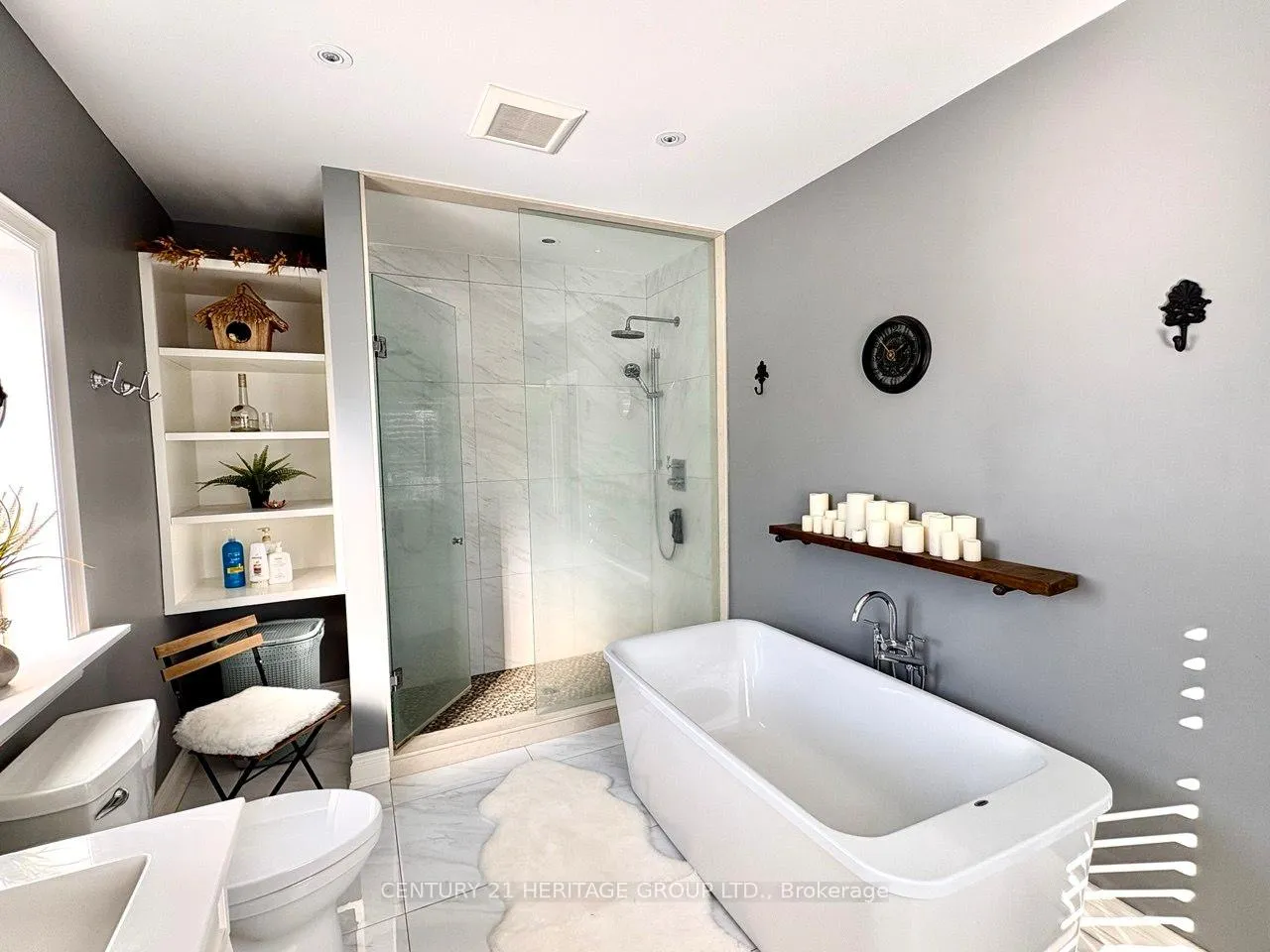 Photo 18 of Unit Main, 22 Cedar Crescent, Aurora, Aurora Village — HOMEH