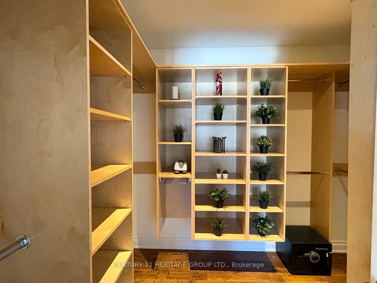 Photo 19 of Unit Main, 22 Cedar Crescent, Aurora, Aurora Village — HOMEH