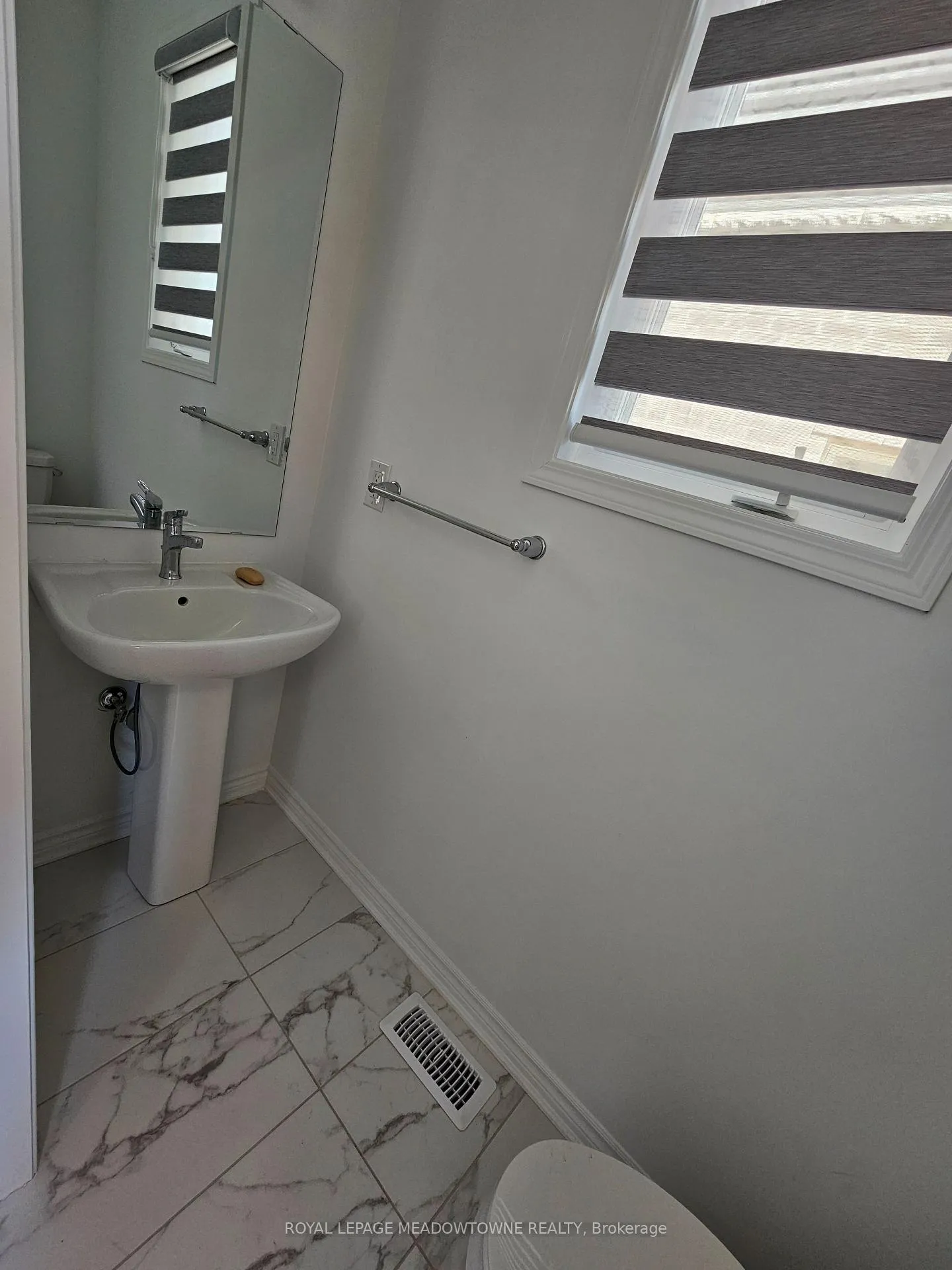 Photo 4 of 879 Amand Drive, Kitchener — HOMEH