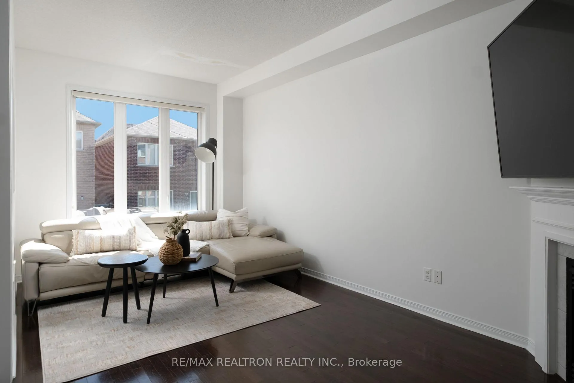 Photo 4 of 104 White Beach Crescent, Vaughan, Patterson — HOMEH