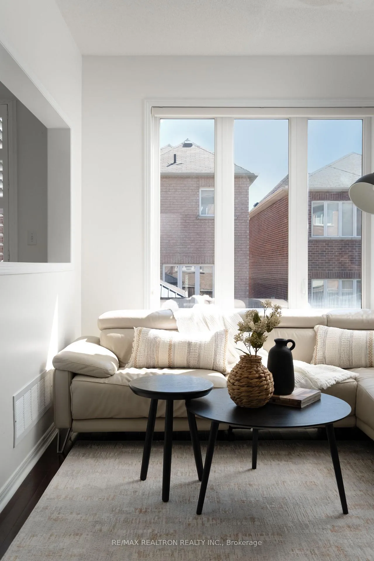 Photo 5 of 104 White Beach Crescent, Vaughan, Patterson — HOMEH