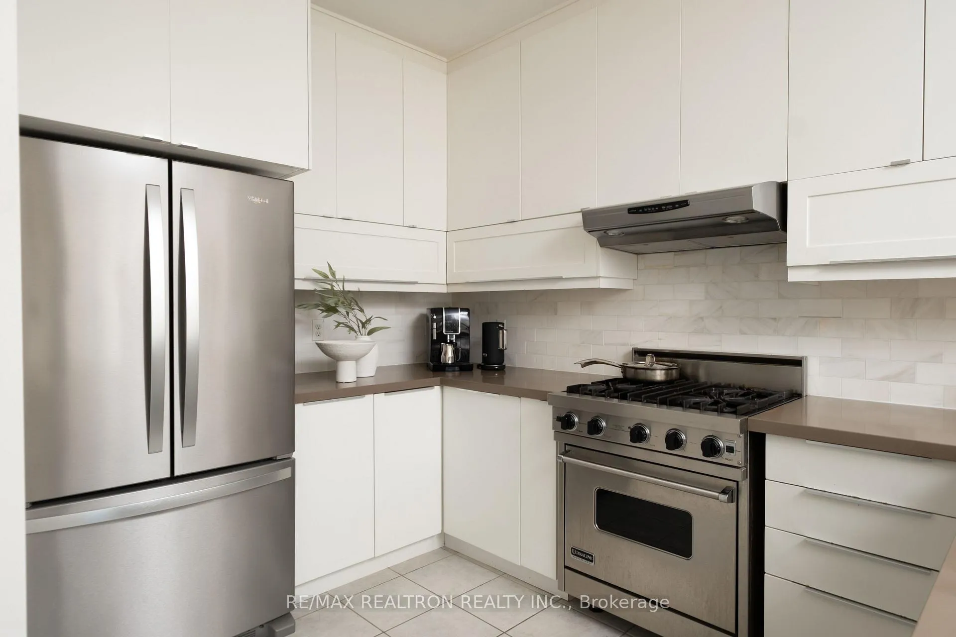 Photo 9 of 104 White Beach Crescent, Vaughan, Patterson — HOMEH