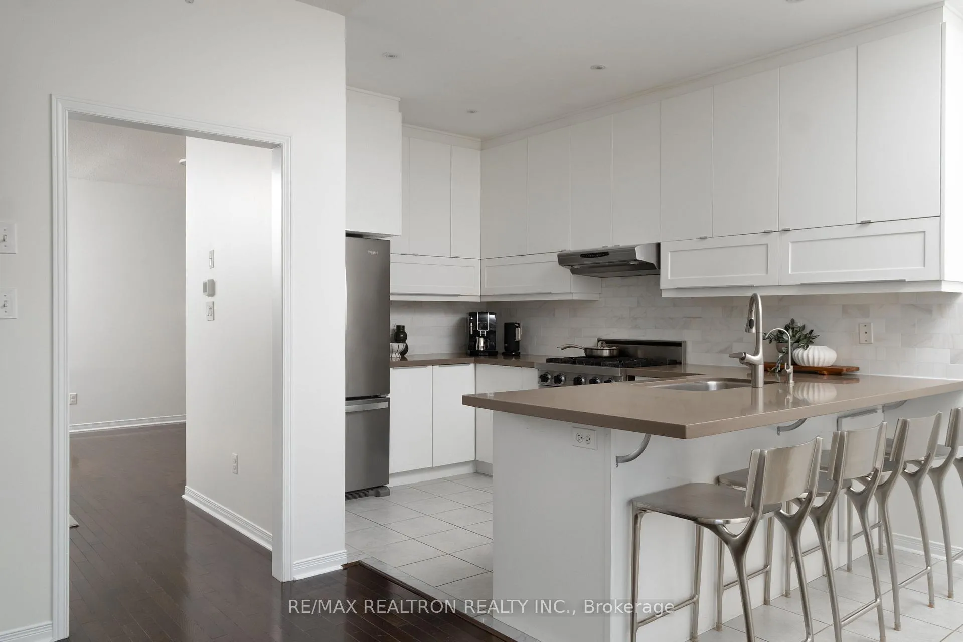 Photo 14 of 104 White Beach Crescent, Vaughan, Patterson — HOMEH