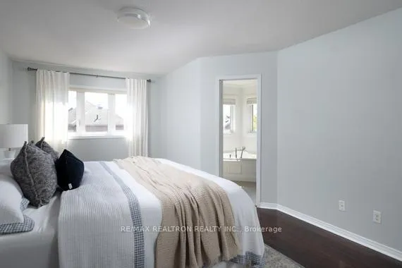 Photo 23 of 104 White Beach Crescent, Vaughan, Patterson — HOMEH