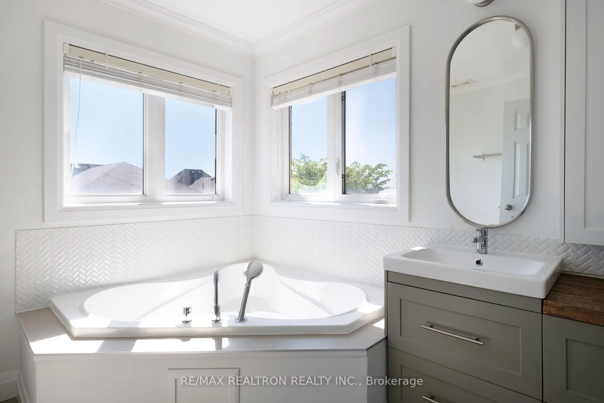 Photo 26 of 104 White Beach Crescent, Vaughan, Patterson — HOMEH