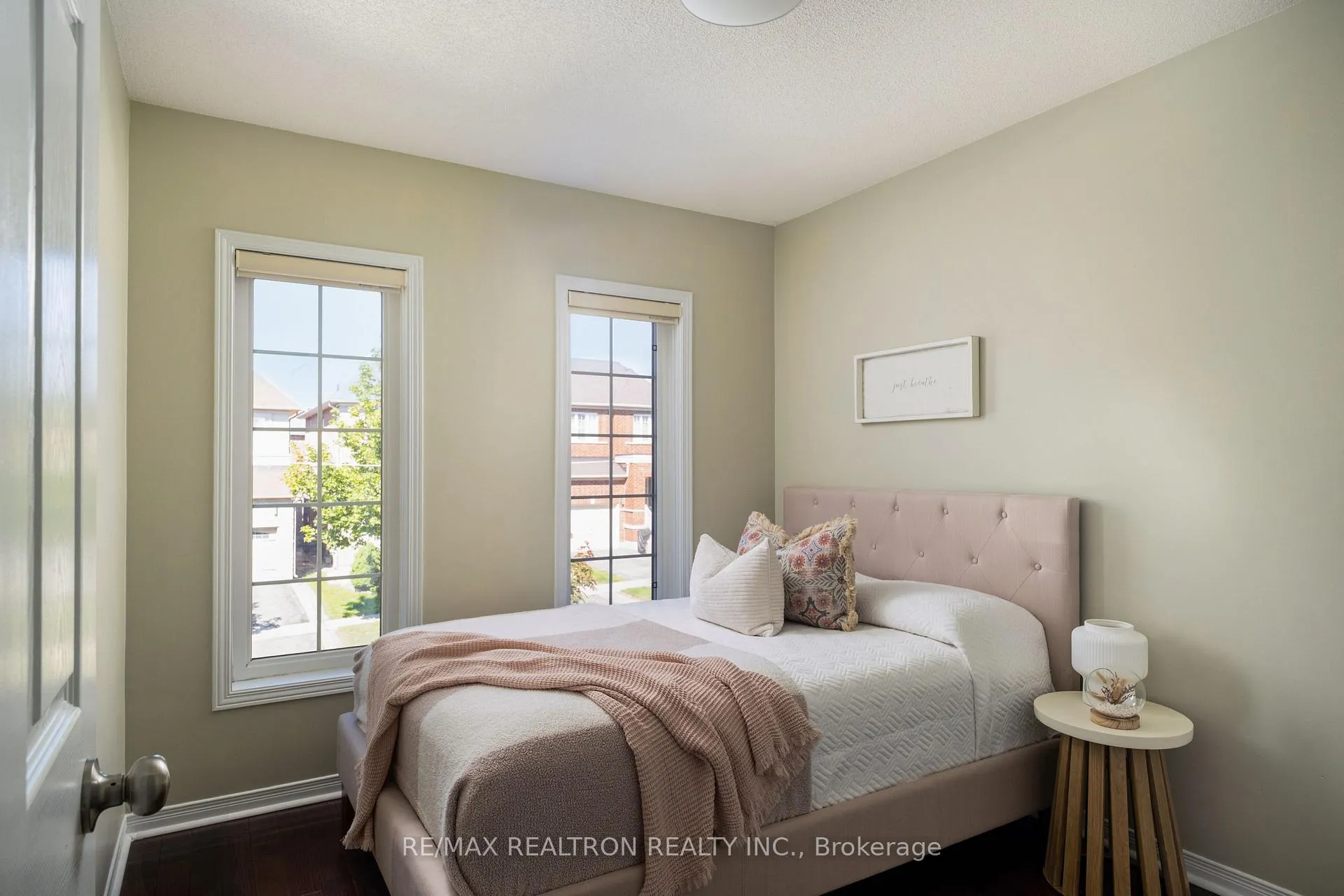 Photo 32 of 104 White Beach Crescent, Vaughan, Patterson — HOMEH