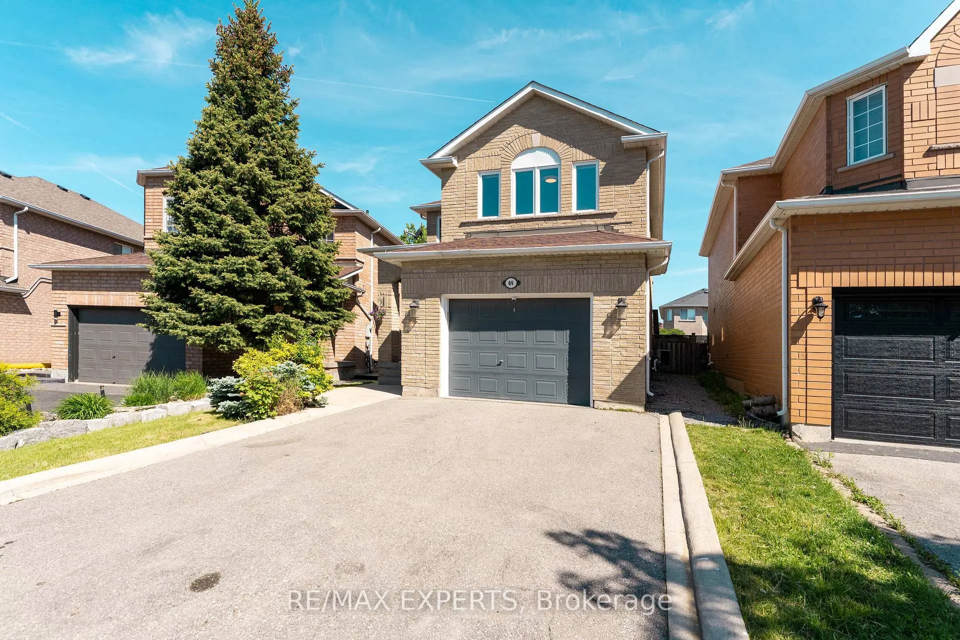 Photo 2 of 69 Shetland Crescent, Vaughan, Maple — HOMEH