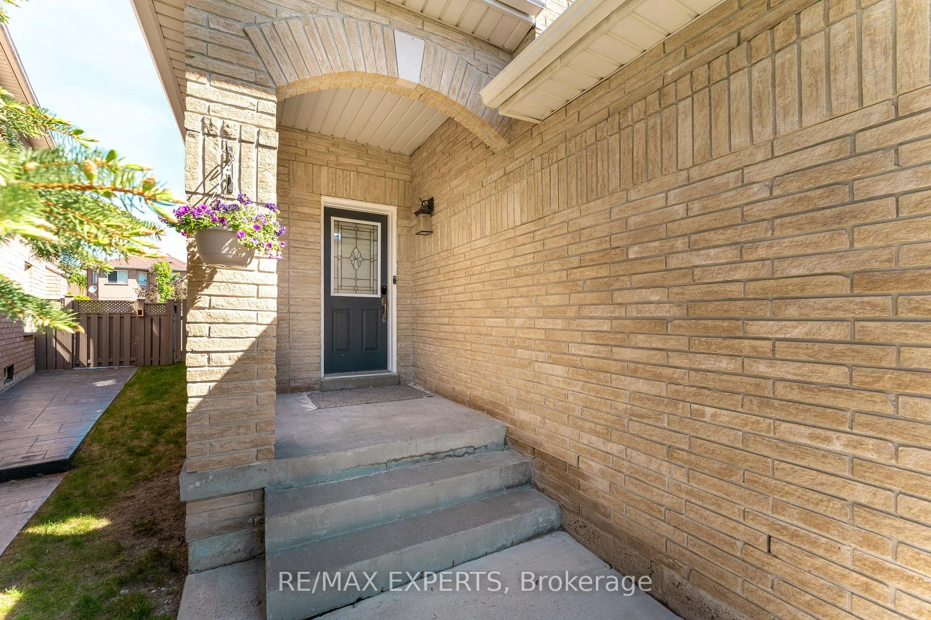Photo 4 of 69 Shetland Crescent, Vaughan, Maple — HOMEH