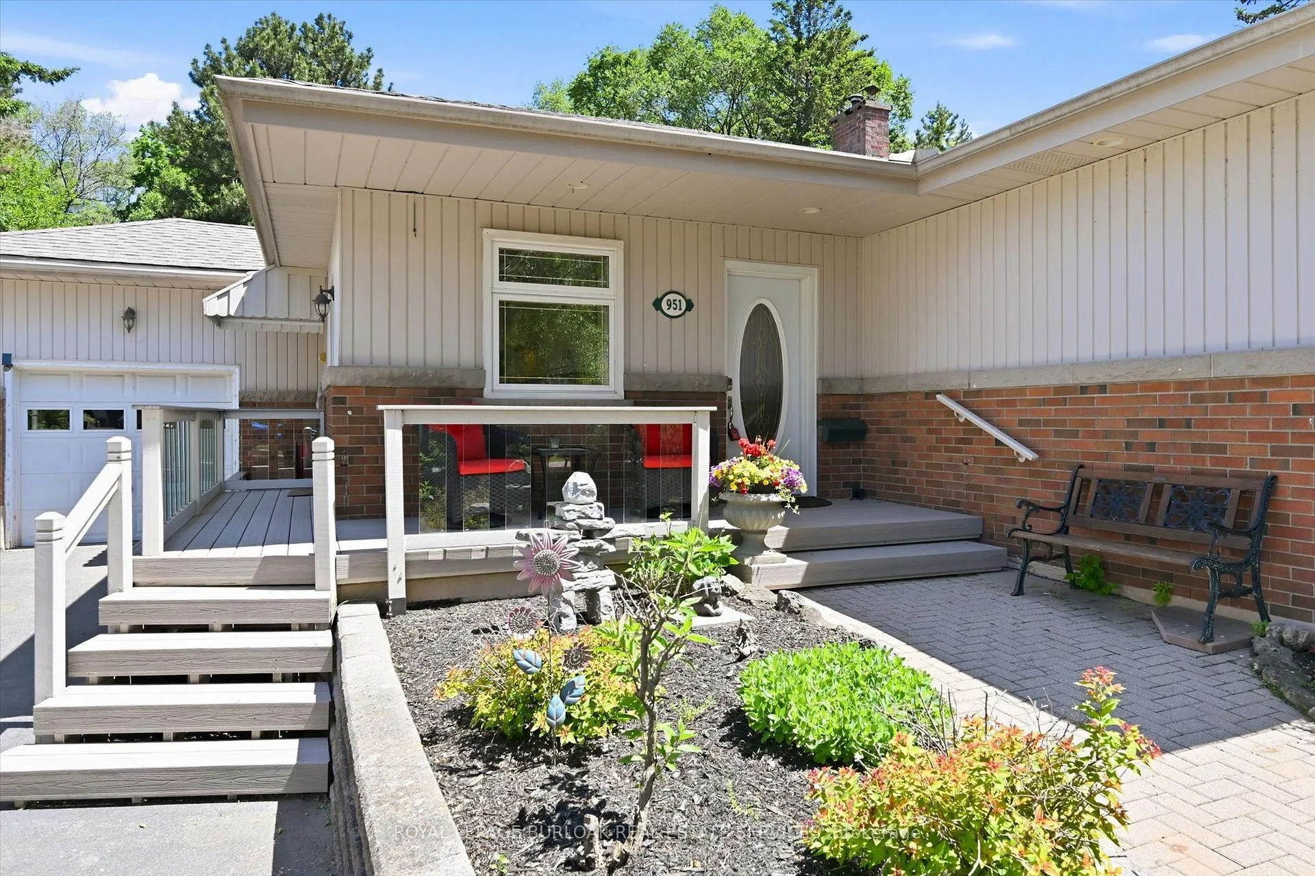 Photo 5 of 951 Cloverleaf Drive, Burlington, LaSalle — HOMEH