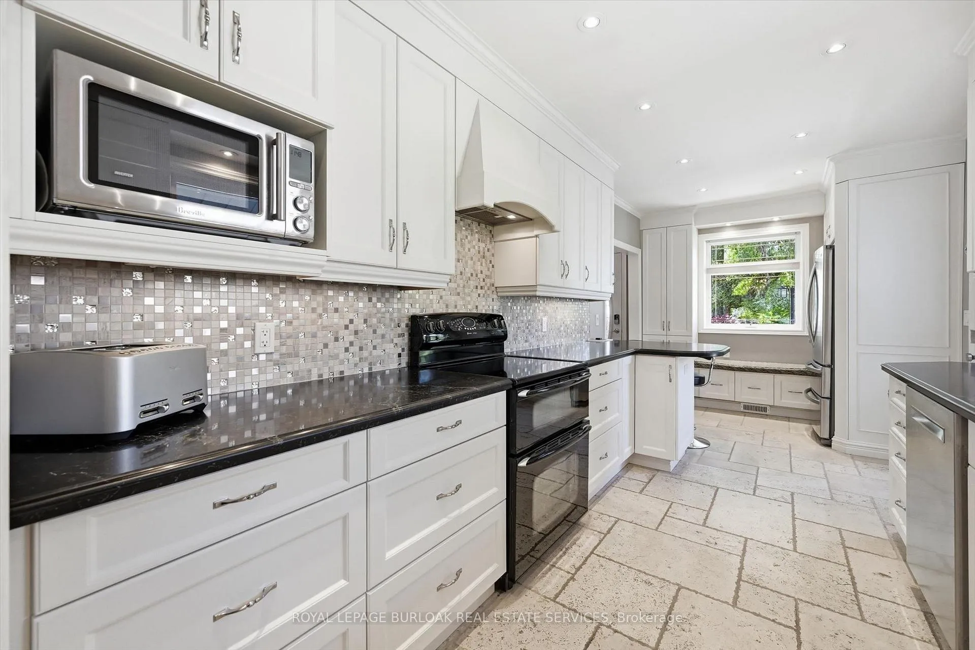 Photo 12 of 951 Cloverleaf Drive, Burlington, LaSalle — HOMEH