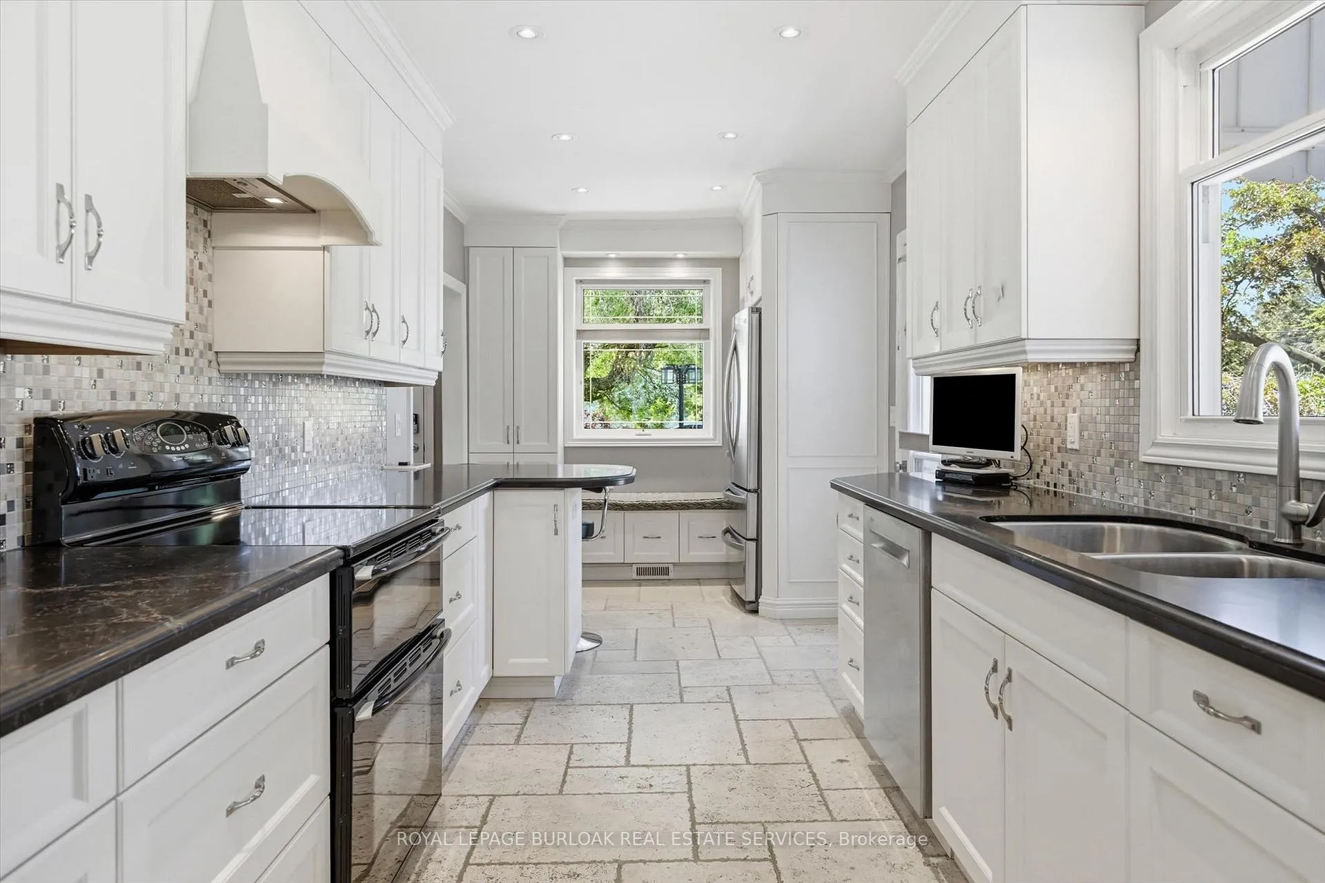 Photo 14 of 951 Cloverleaf Drive, Burlington, LaSalle — HOMEH