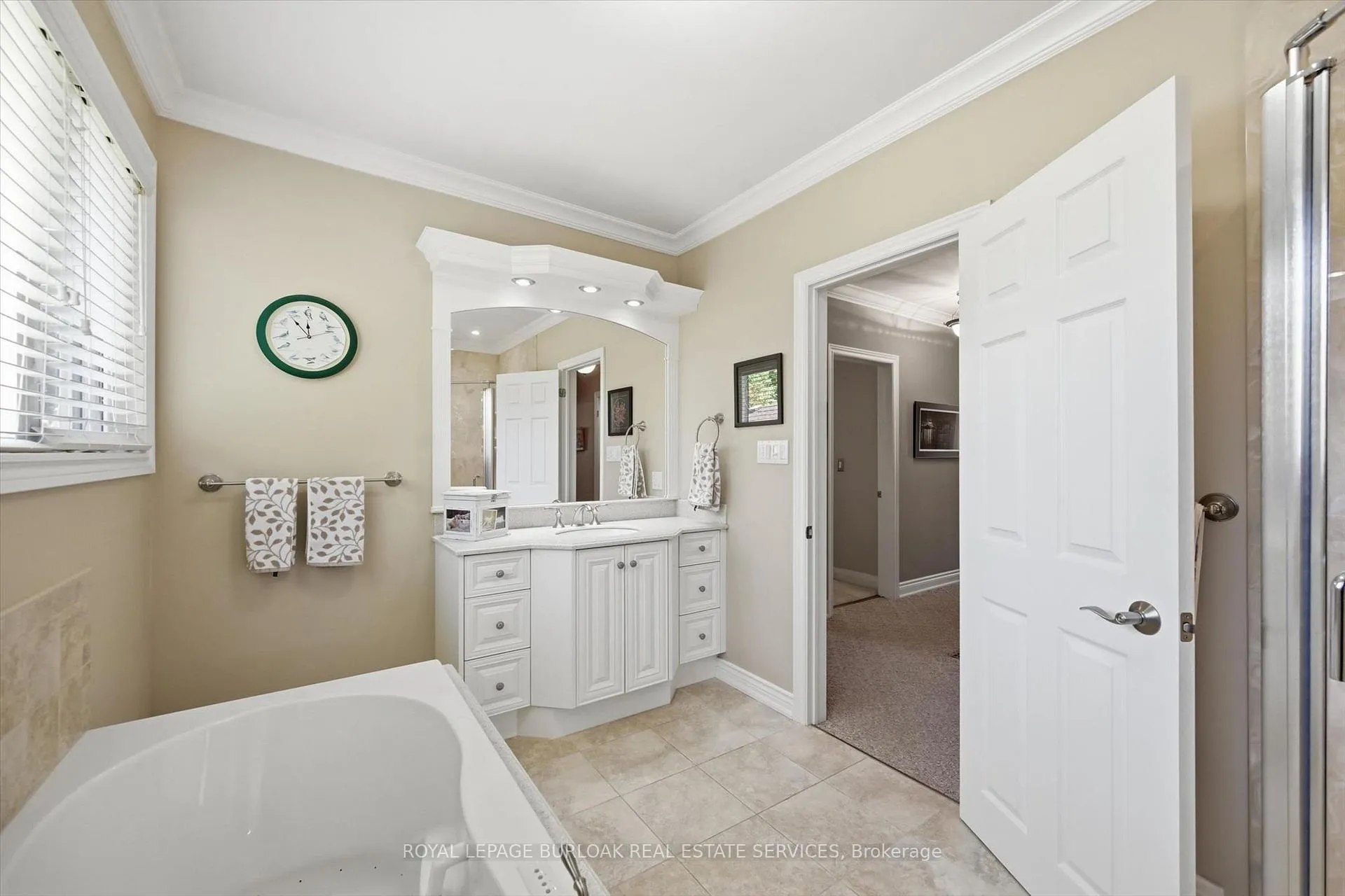 Photo 26 of 951 Cloverleaf Drive, Burlington, LaSalle — HOMEH