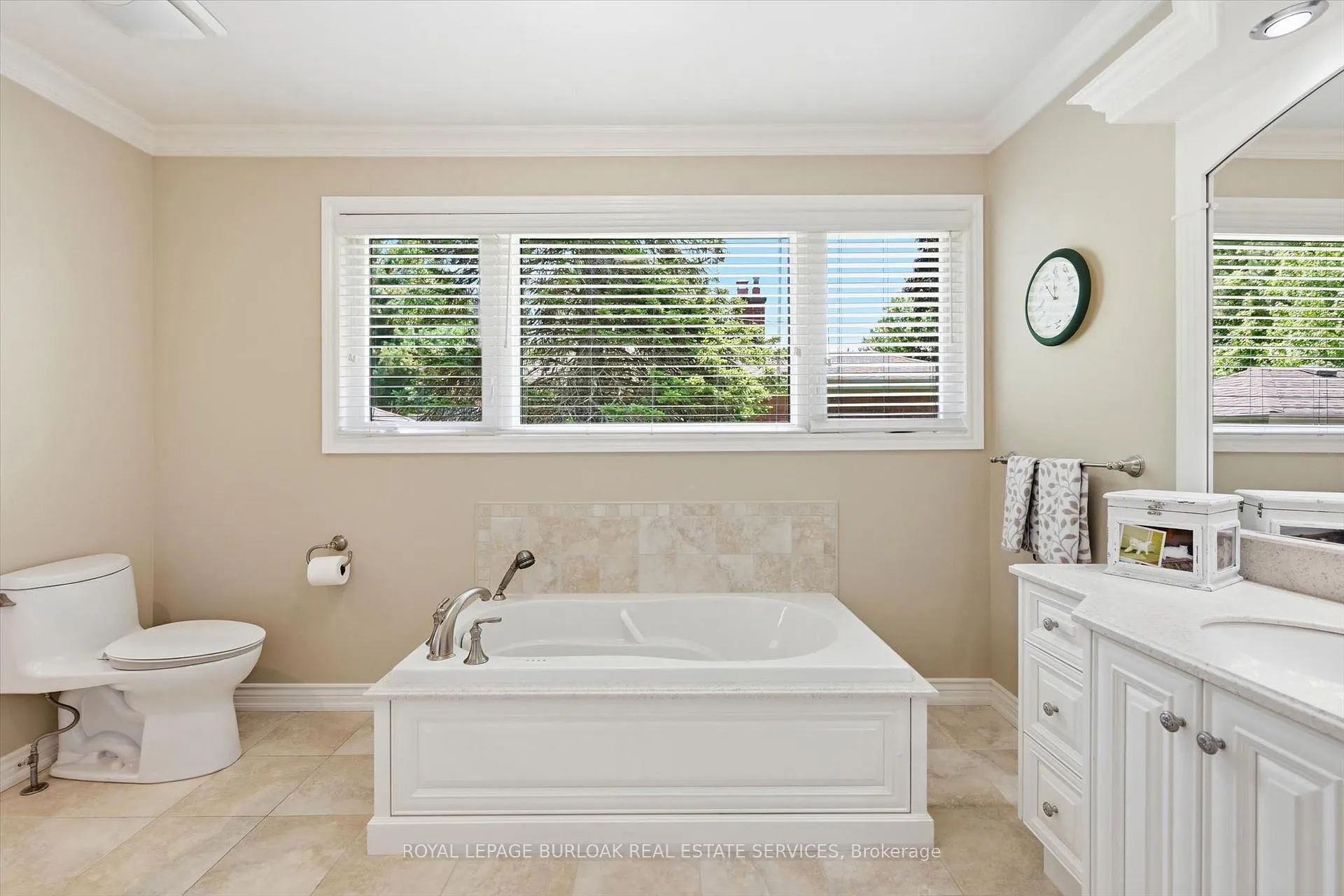 Photo 27 of 951 Cloverleaf Drive, Burlington, LaSalle — HOMEH