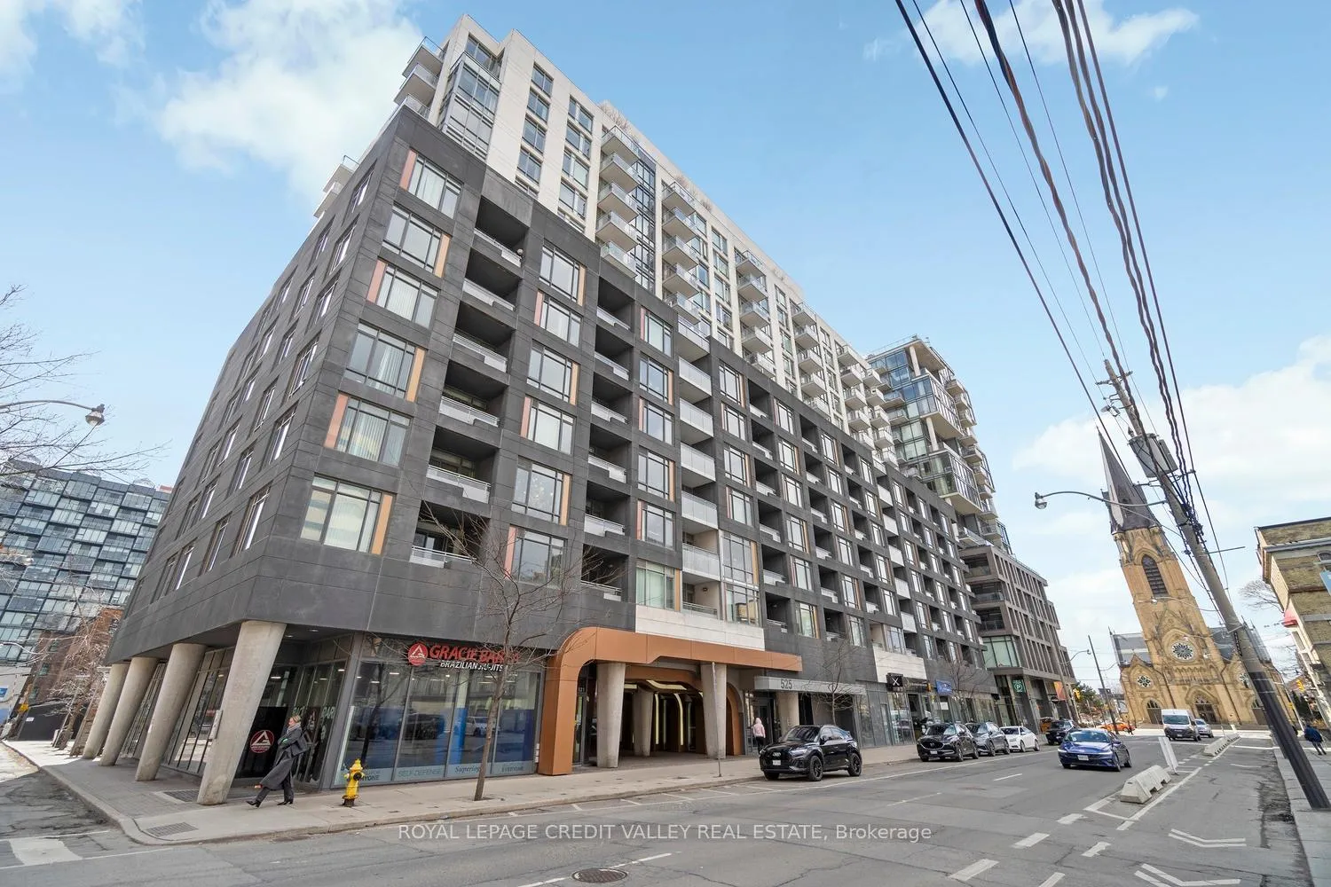 Front of Unit 1732, 525 Adelaide Street W
