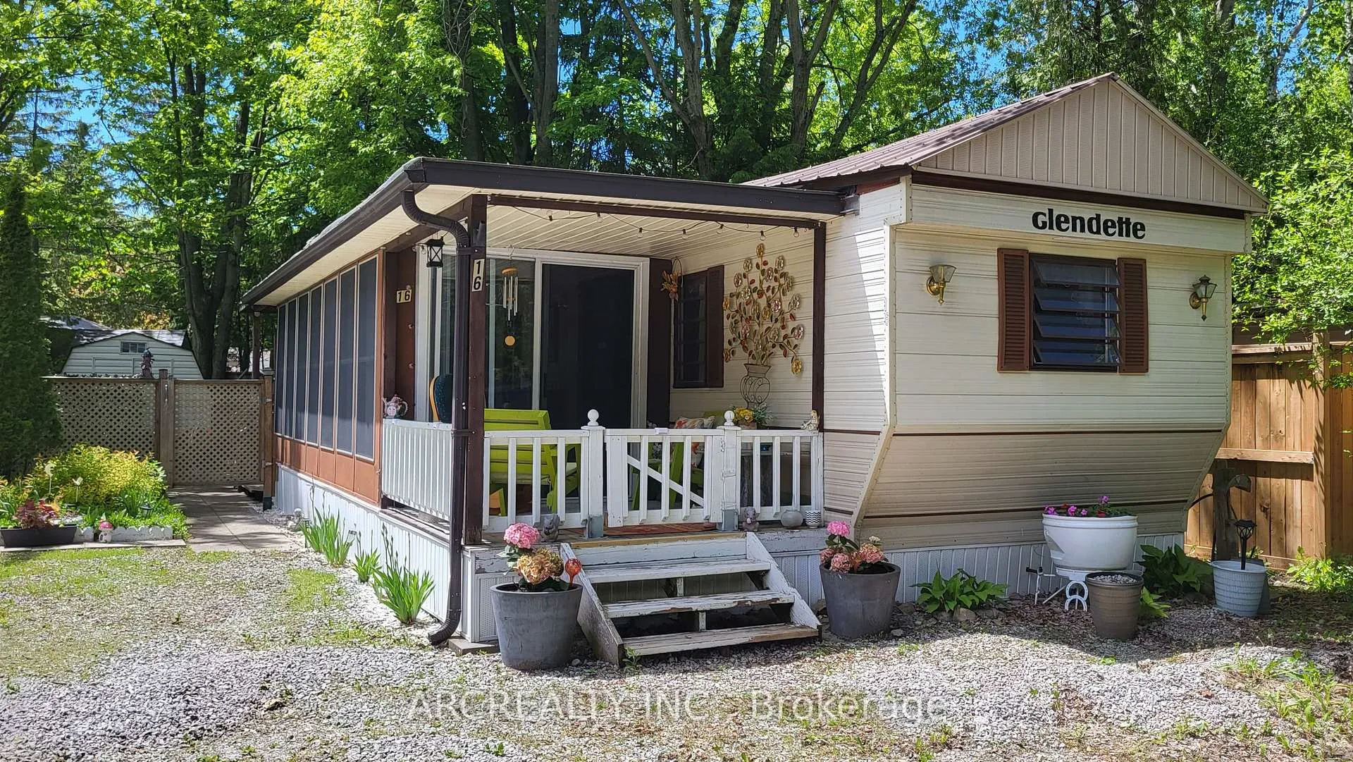 Photo 3 of 16 Chickadee Court, Georgina, Pefferlaw — HOMEH