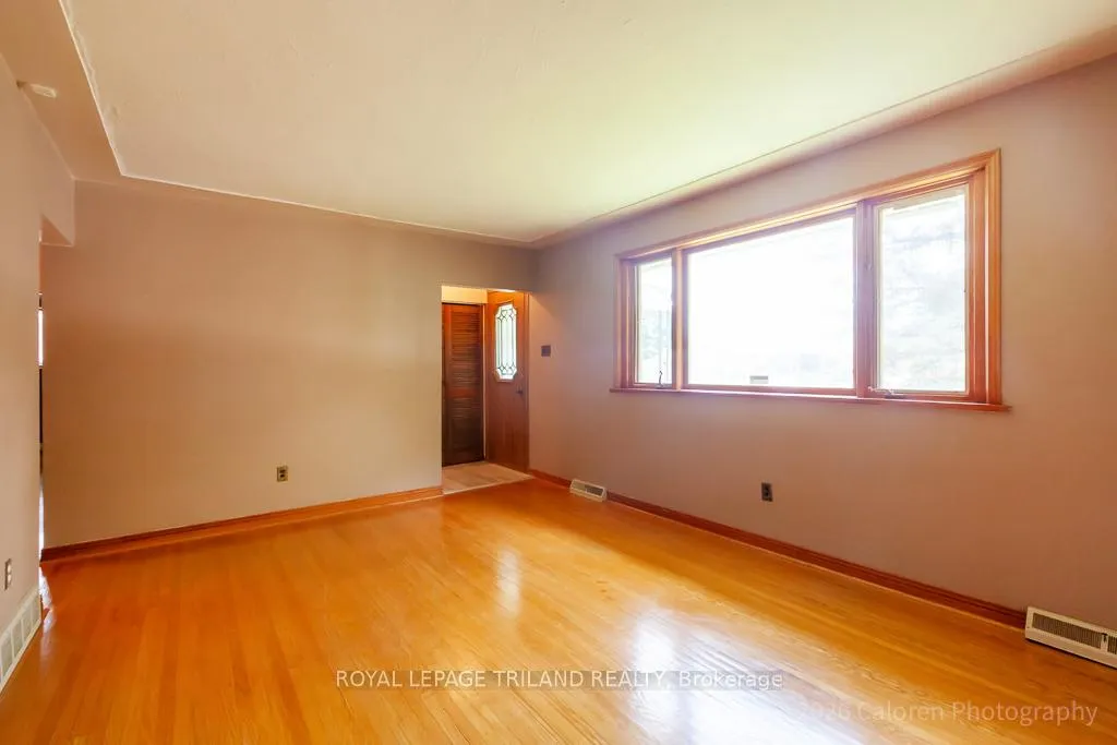 Photo 9 of 227 Ellsworth Avenue, London, East O — HOMEH