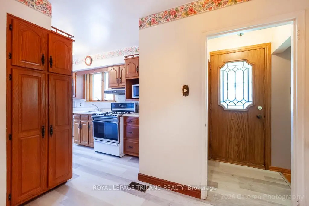 Photo 12 of 227 Ellsworth Avenue, London, East O — HOMEH