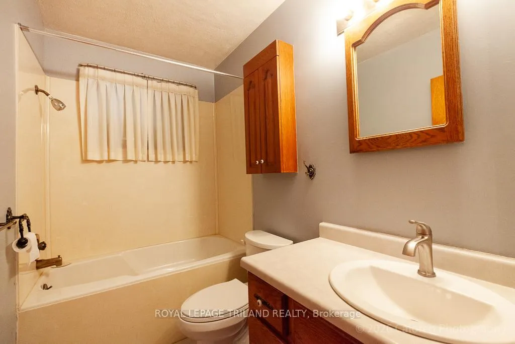 Photo 23 of 227 Ellsworth Avenue, London, East O — HOMEH