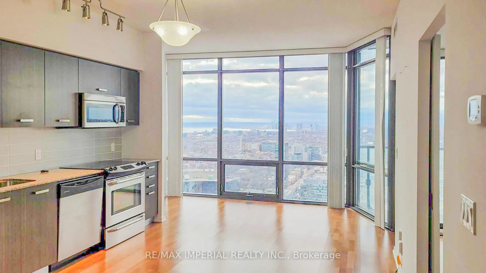 Photo 5 of Unit 4802, 832 Bay Street, Toronto, Bay Street Corridor — HOMEH