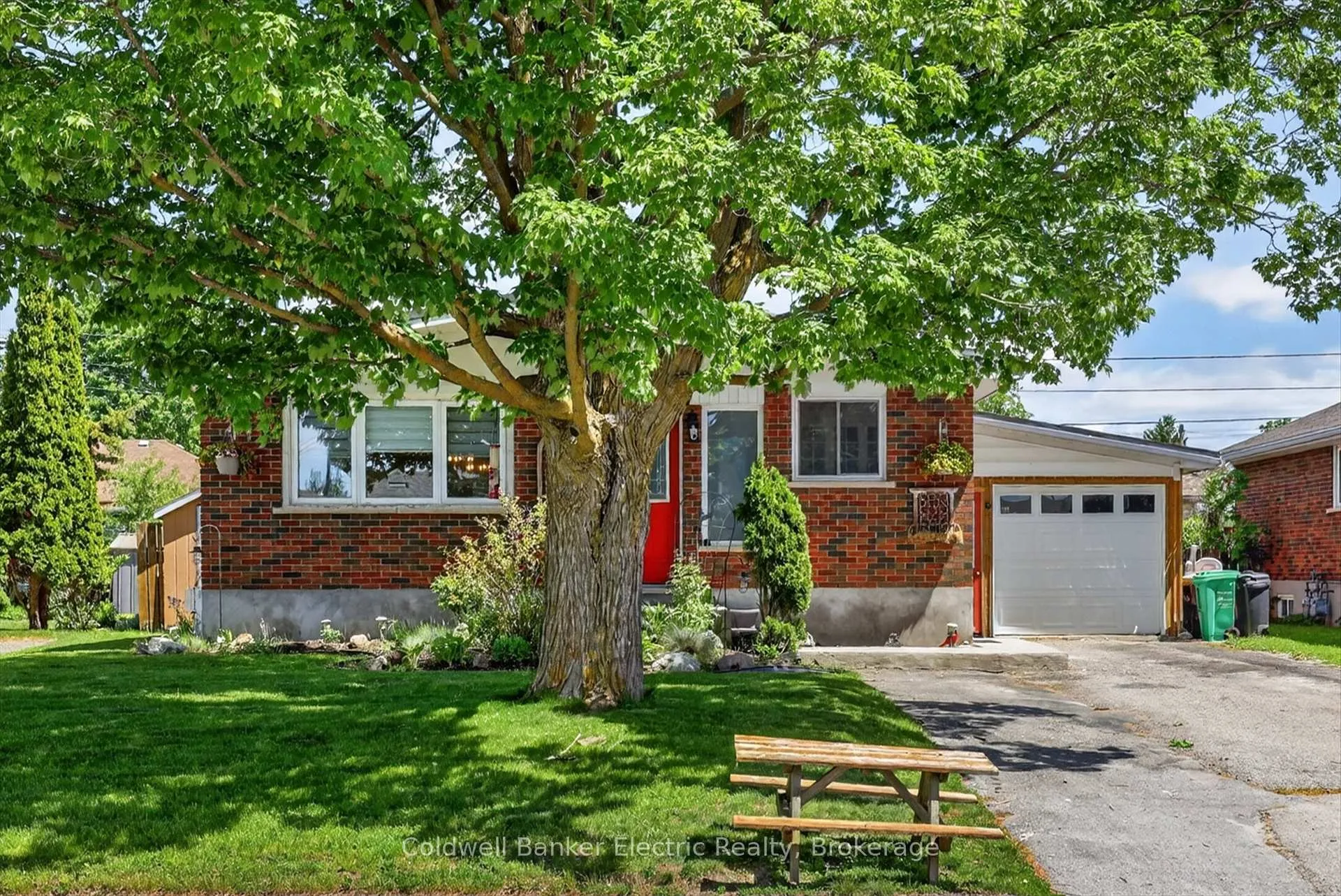 Photo 3 of 668 Barbara Crescent, Peterborough, Otonabee Ward 1 — HOMEH