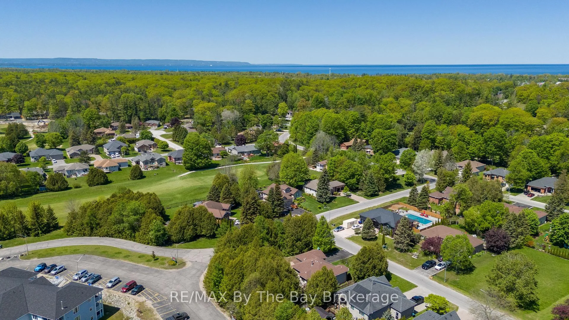 Photo 3 of Unit 1, 10 Mulligan Lane, Wasaga Beach — HOMEH