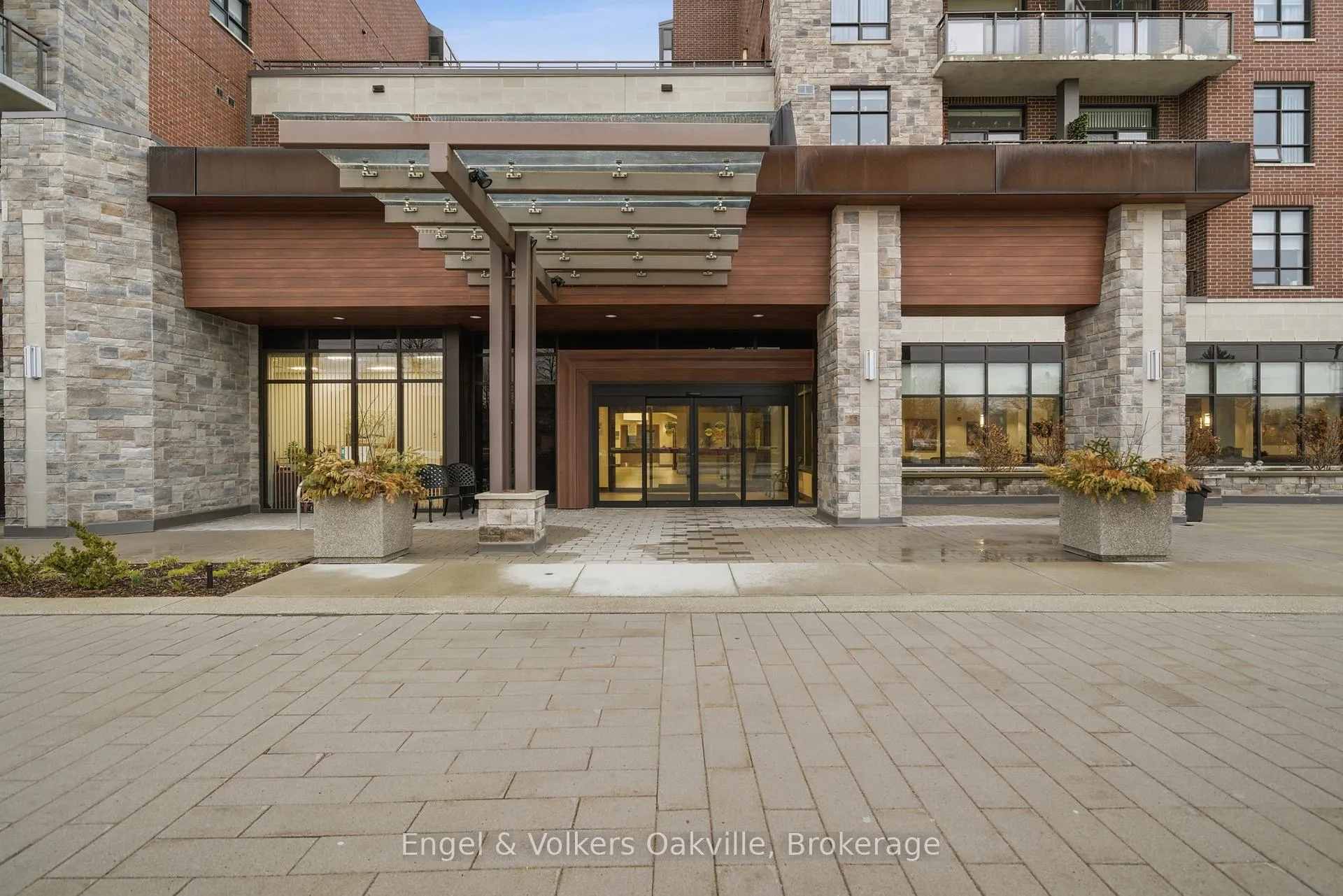 Photo 3 of Unit 101, 3290 New Street, Burlington, Roseland — HOMEH
