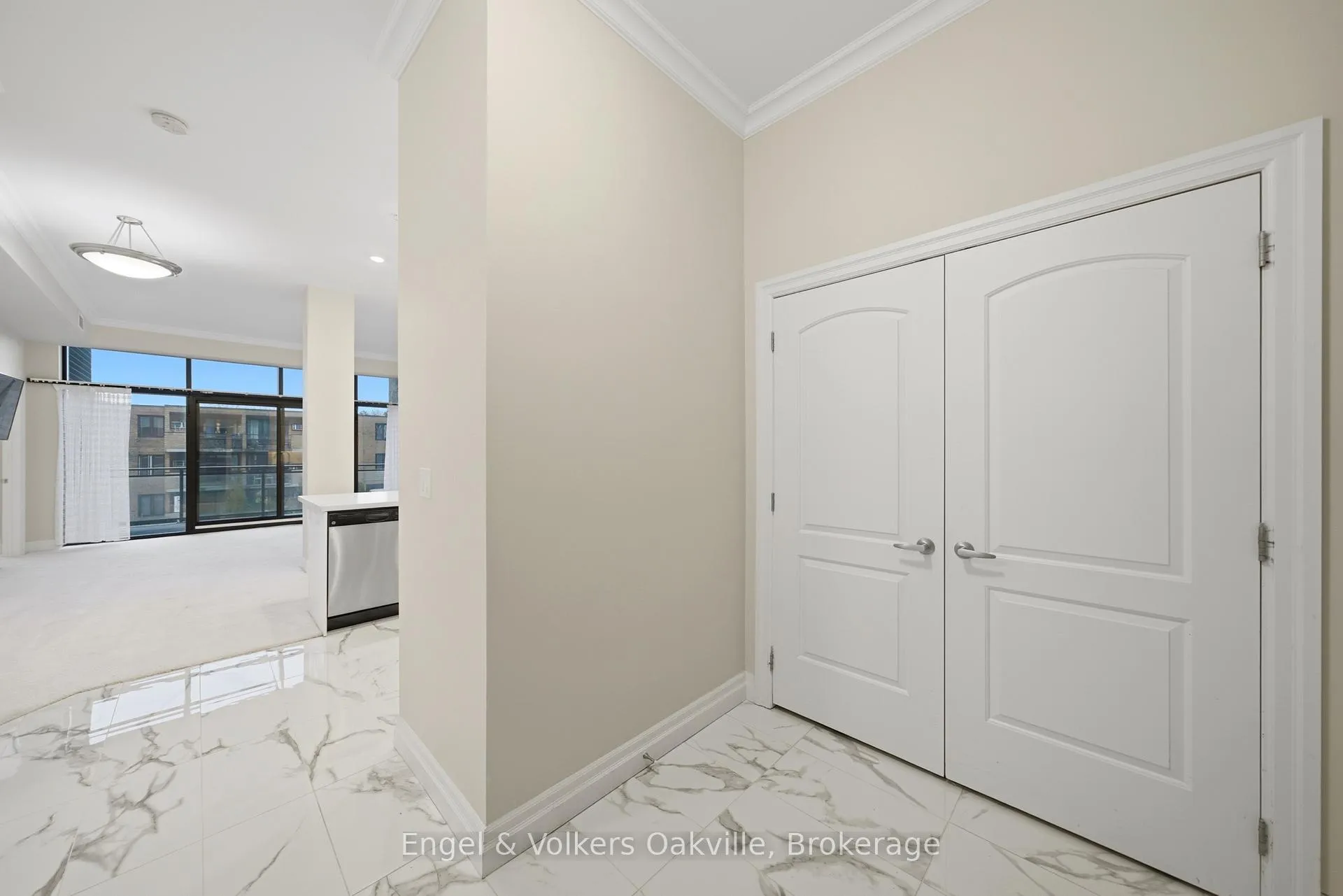 Photo 6 of Unit 101, 3290 New Street, Burlington, Roseland — HOMEH