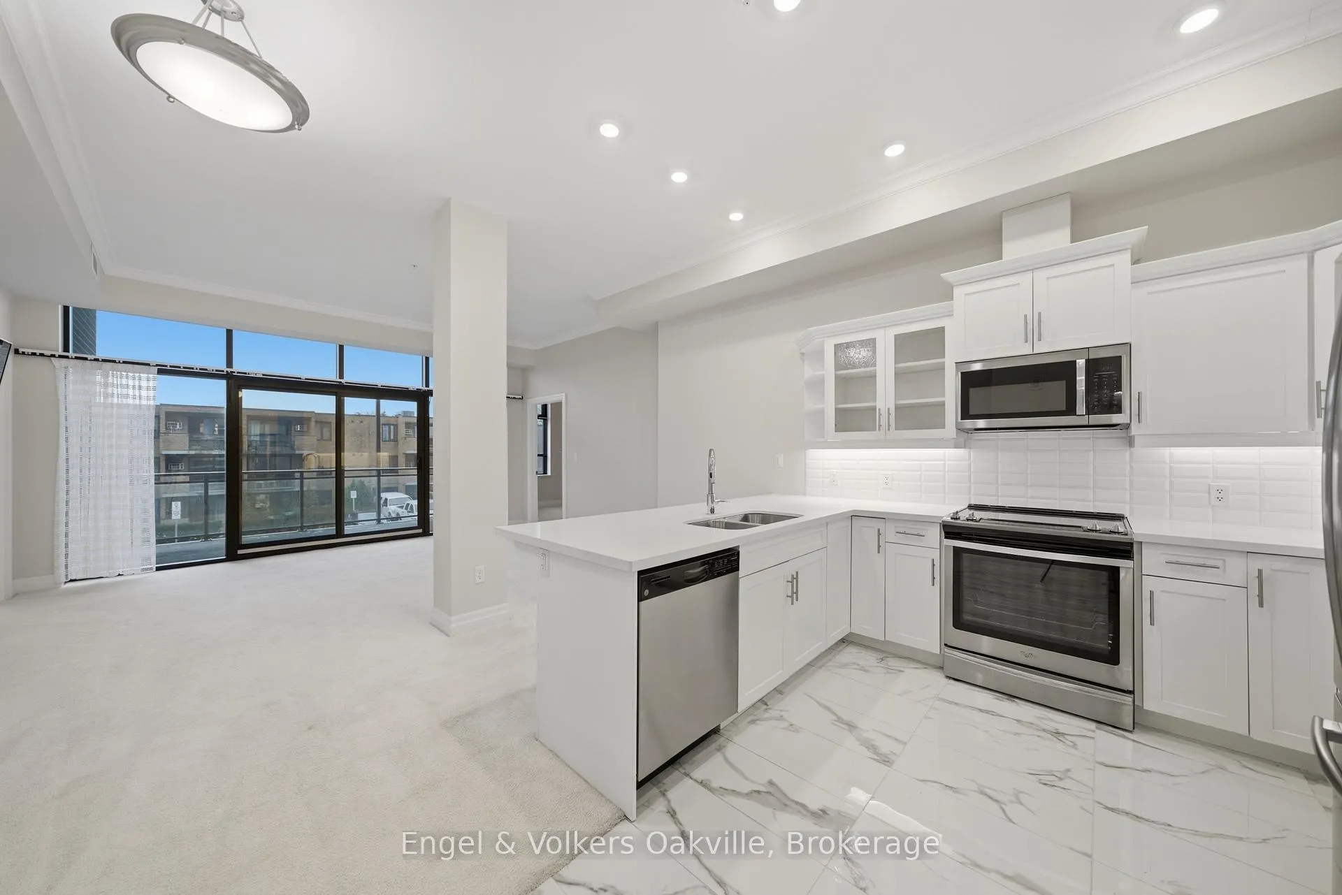 Photo 8 of Unit 101, 3290 New Street, Burlington, Roseland — HOMEH