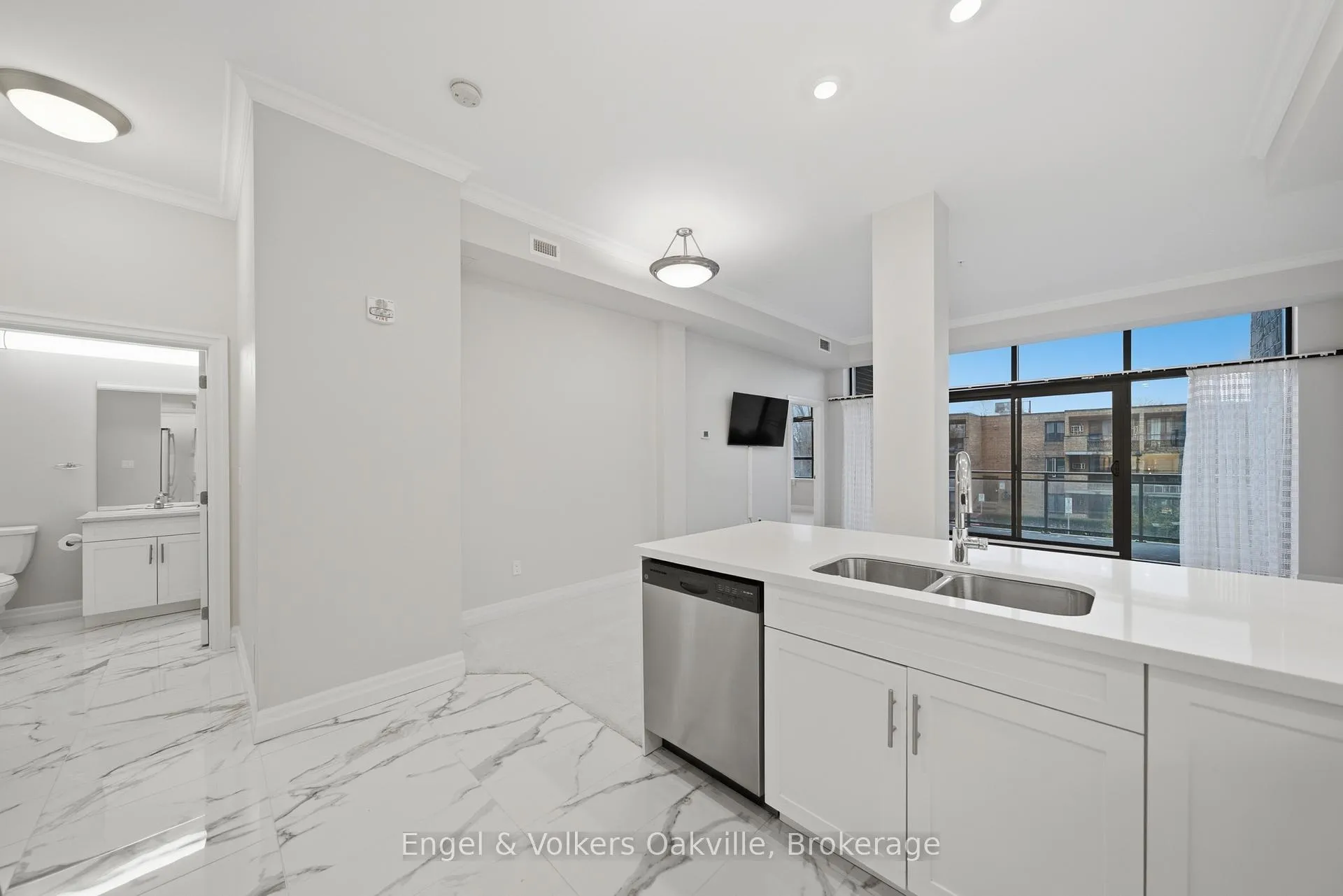 Photo 9 of Unit 101, 3290 New Street, Burlington, Roseland — HOMEH