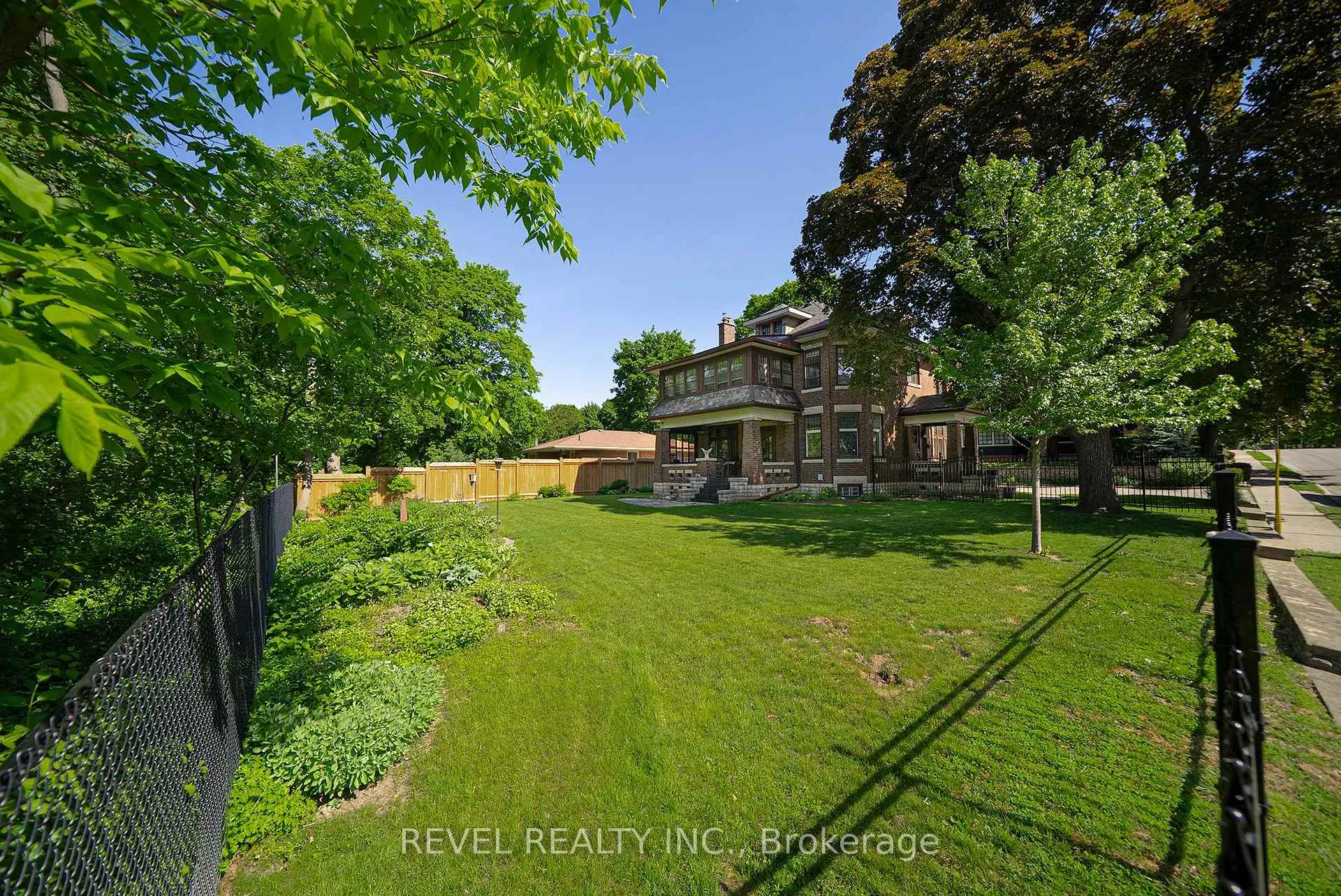 Photo 5 of 8 Abigail Avenue, Brantford — HOMEH