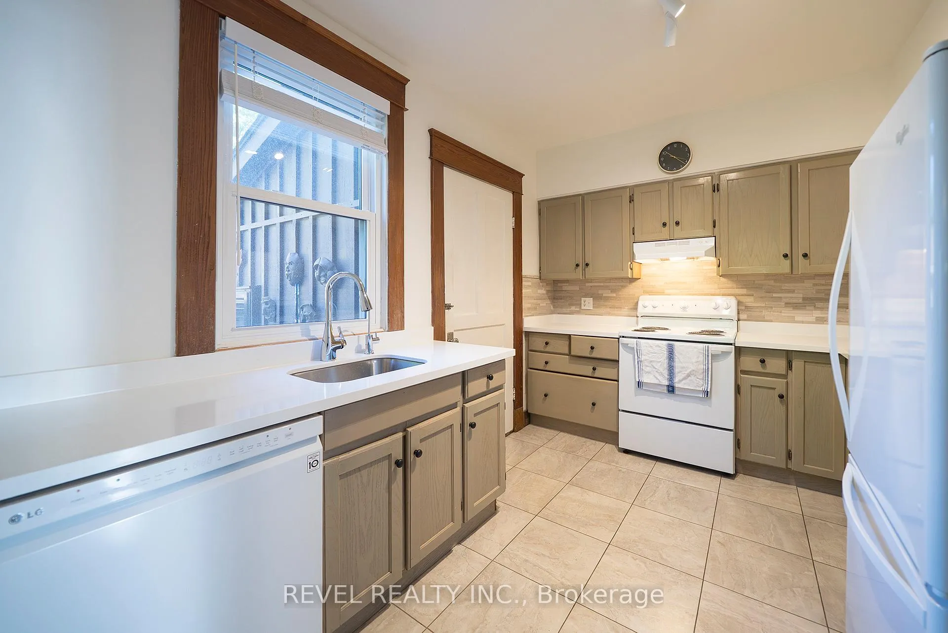 Photo 15 of 8 Abigail Avenue, Brantford — HOMEH