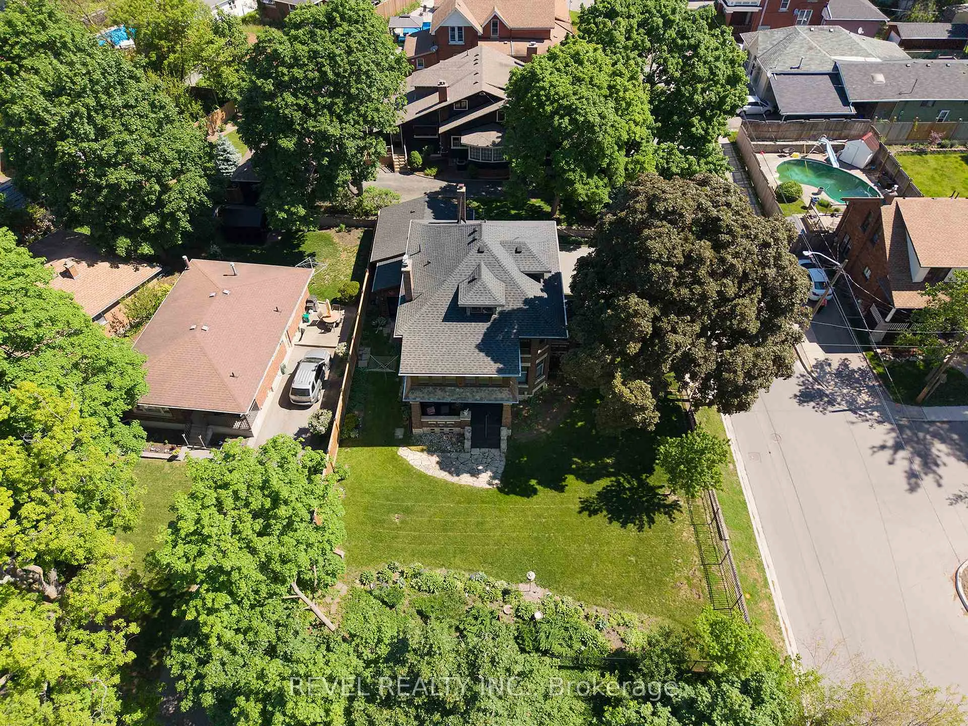 Photo 37 of 8 Abigail Avenue, Brantford — HOMEH