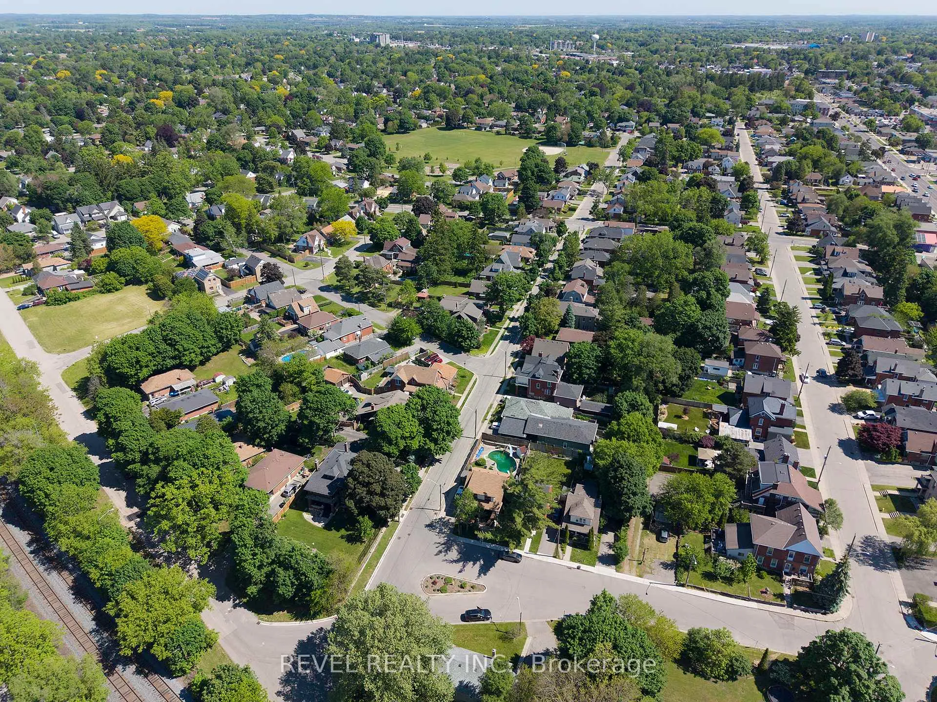 Photo 40 of 8 Abigail Avenue, Brantford — HOMEH