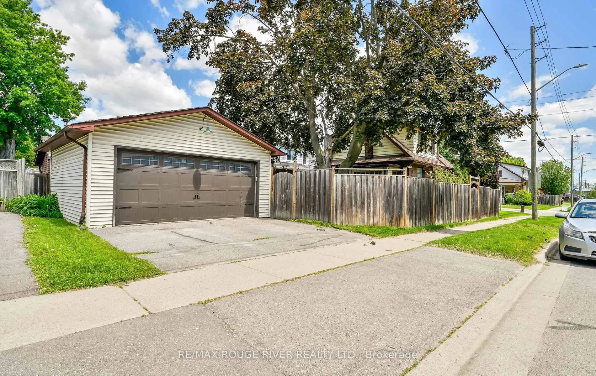 Photo 3 of 338 Jarvis Street, Oshawa, O'Neill — HOMEH