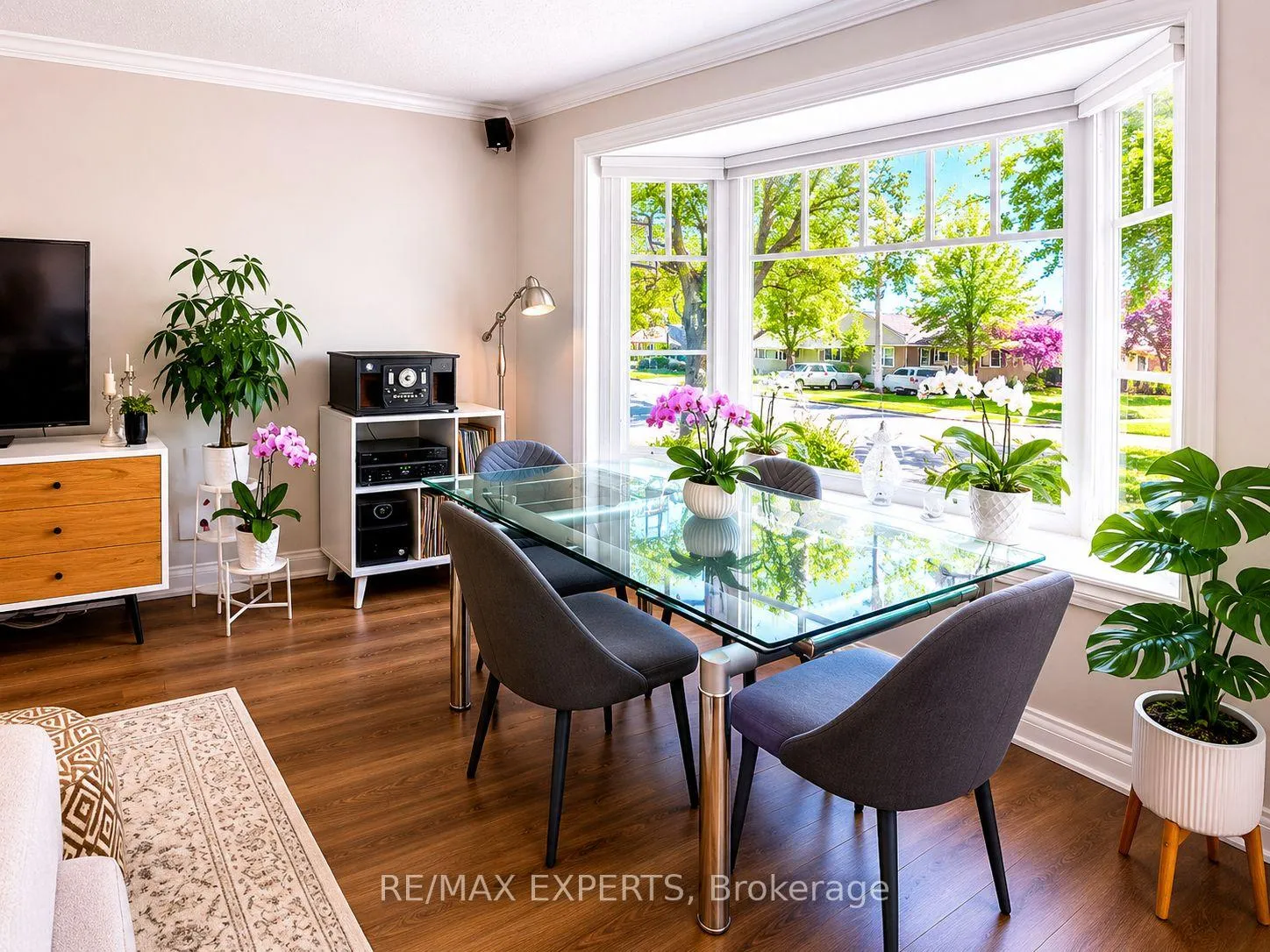 Photo 4 of 10 Lady Bank Road, Etobicoke, Stonegate-Queensway — HOMEH