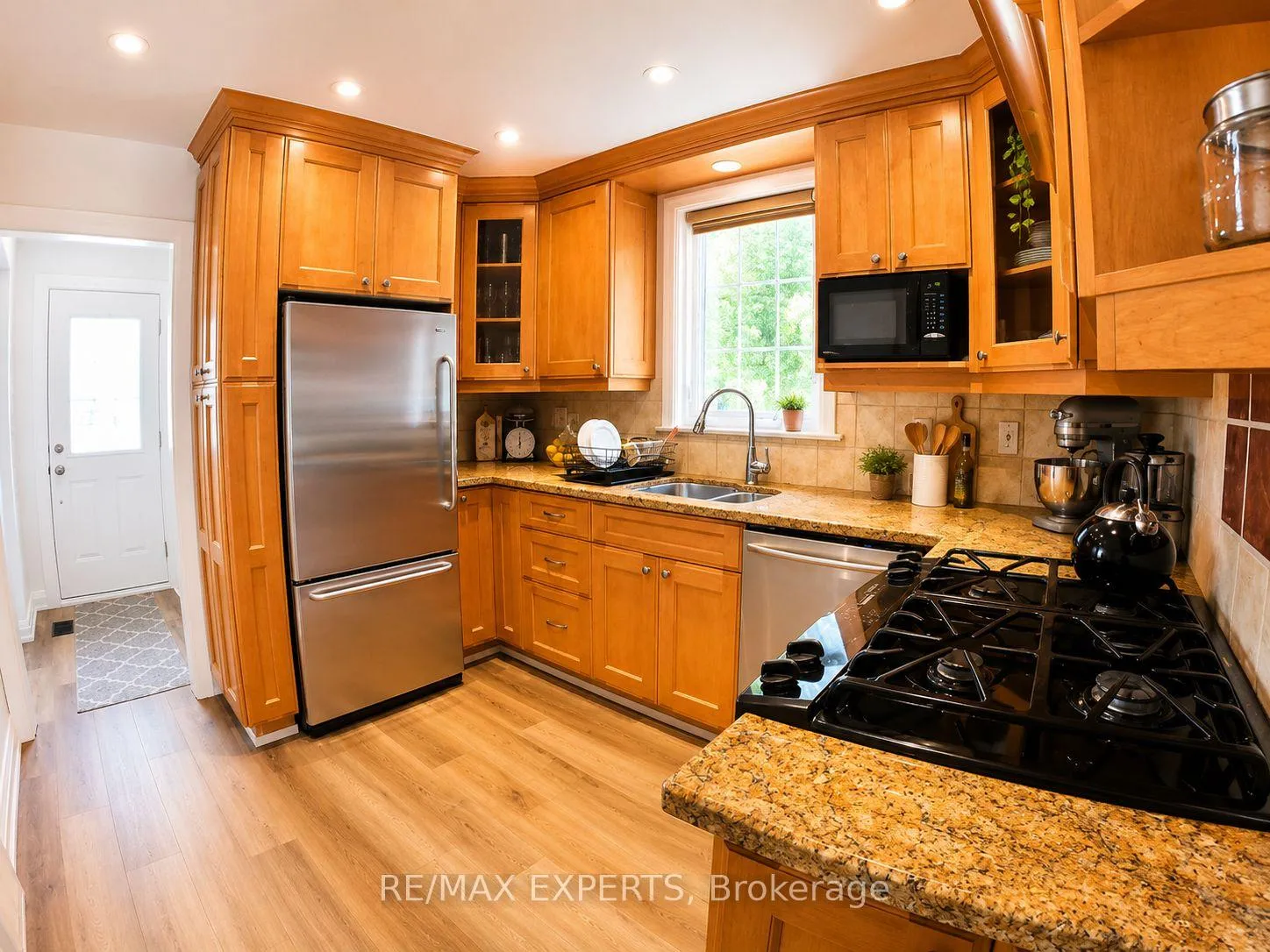 Photo 5 of 10 Lady Bank Road, Etobicoke, Stonegate-Queensway — HOMEH