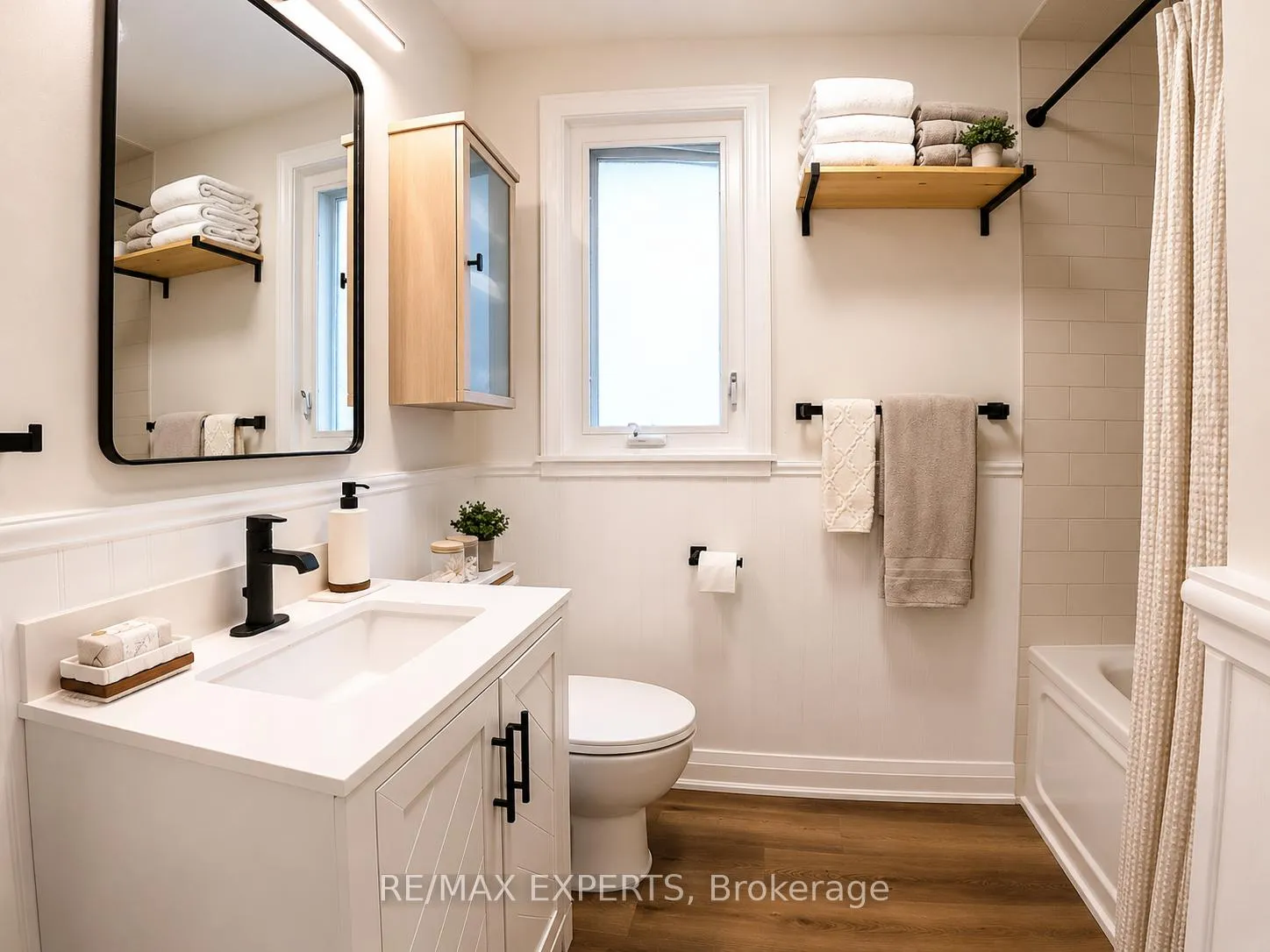 Photo 6 of 10 Lady Bank Road, Etobicoke, Stonegate-Queensway — HOMEH