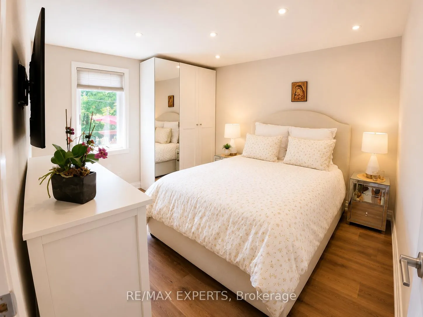 Photo 7 of 10 Lady Bank Road, Etobicoke, Stonegate-Queensway — HOMEH