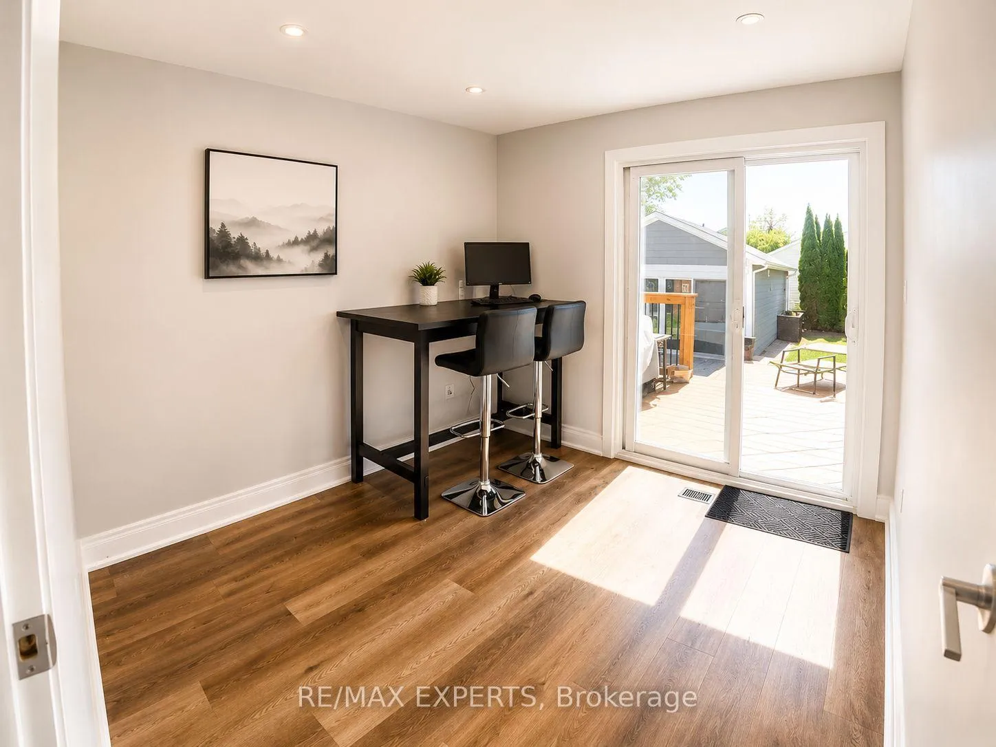 Photo 8 of 10 Lady Bank Road, Etobicoke, Stonegate-Queensway — HOMEH
