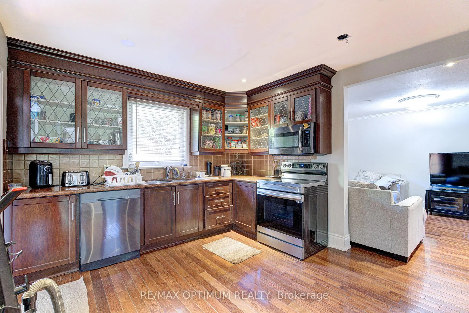 Photo 10 of 18 Armstrong Street, Brampton, Downtown Brampton — HOMEH