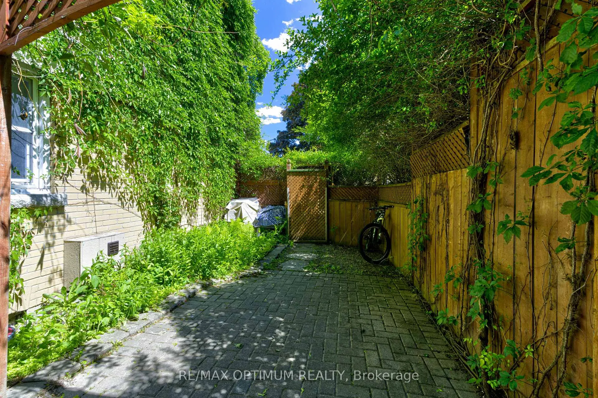 Photo 40 of 18 Armstrong Street, Brampton, Downtown Brampton — HOMEH