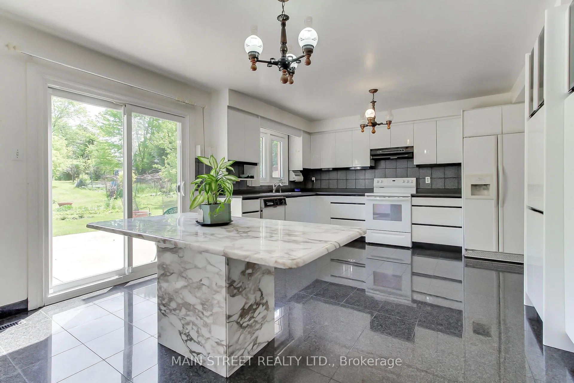 Photo 5 of 223 Burns Boulevard, King, King City — HOMEH
