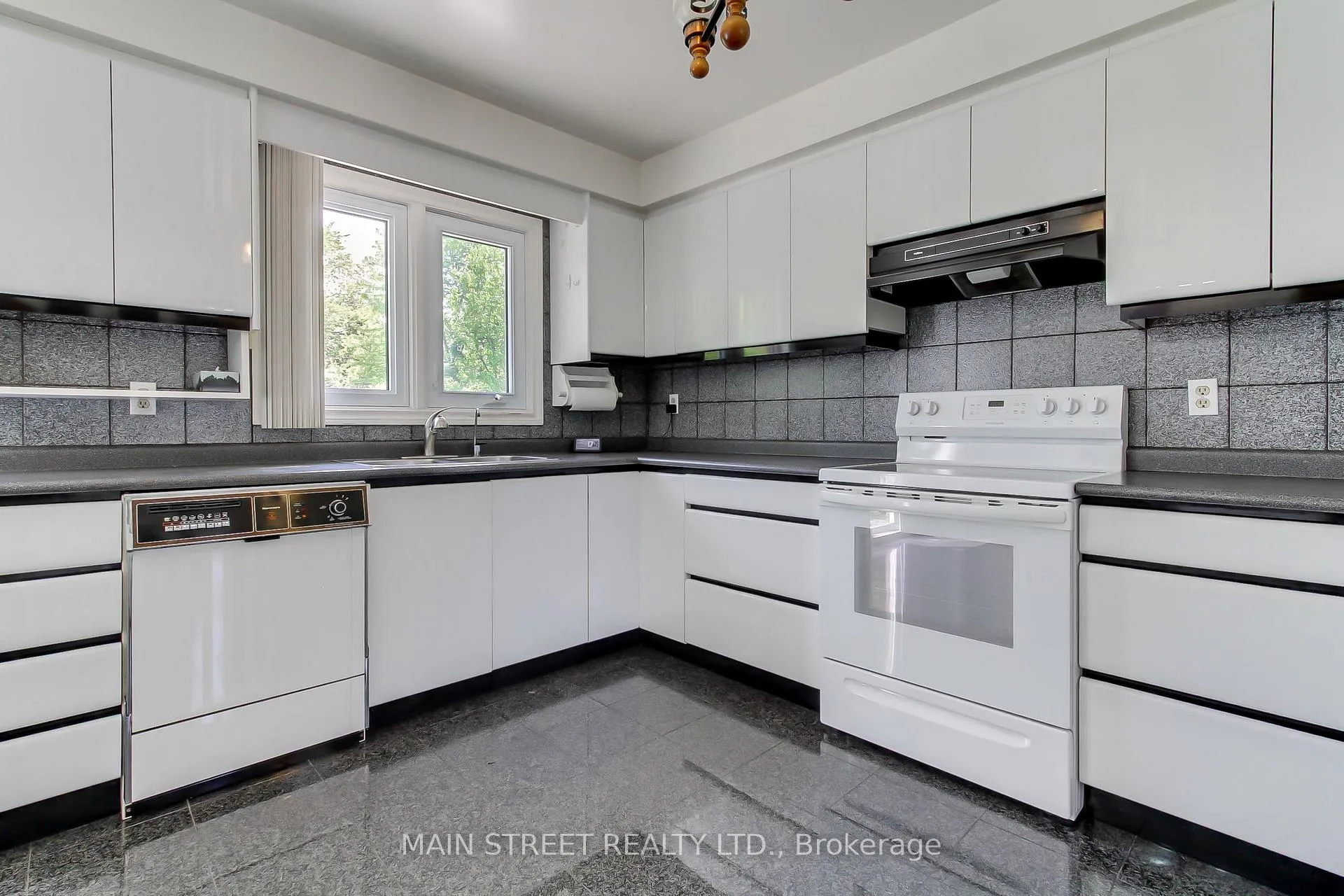 Photo 8 of 223 Burns Boulevard, King, King City — HOMEH