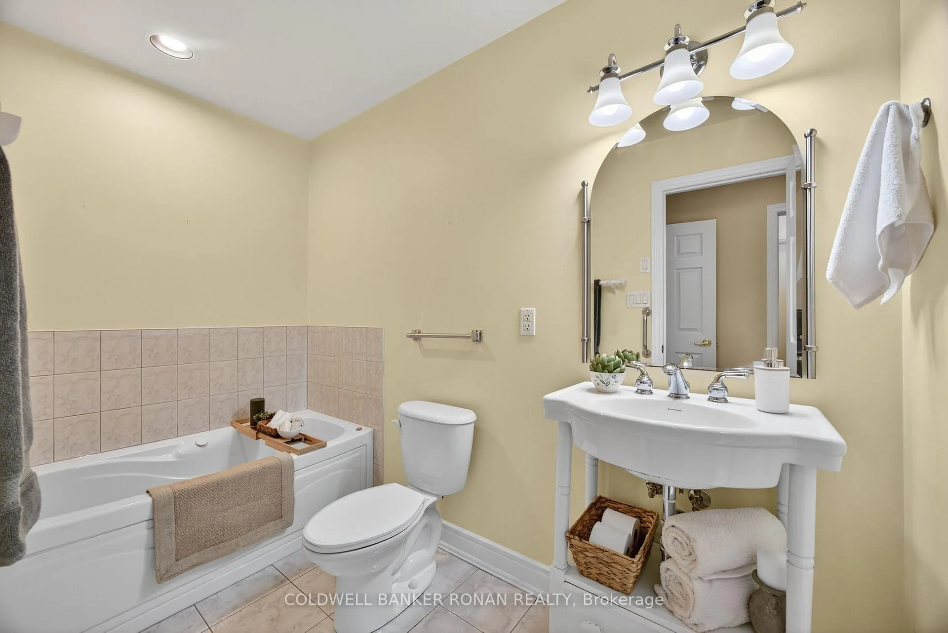 Photo 18 of 8 Montebello Terrace, New Tecumseth, Alliston — HOMEH