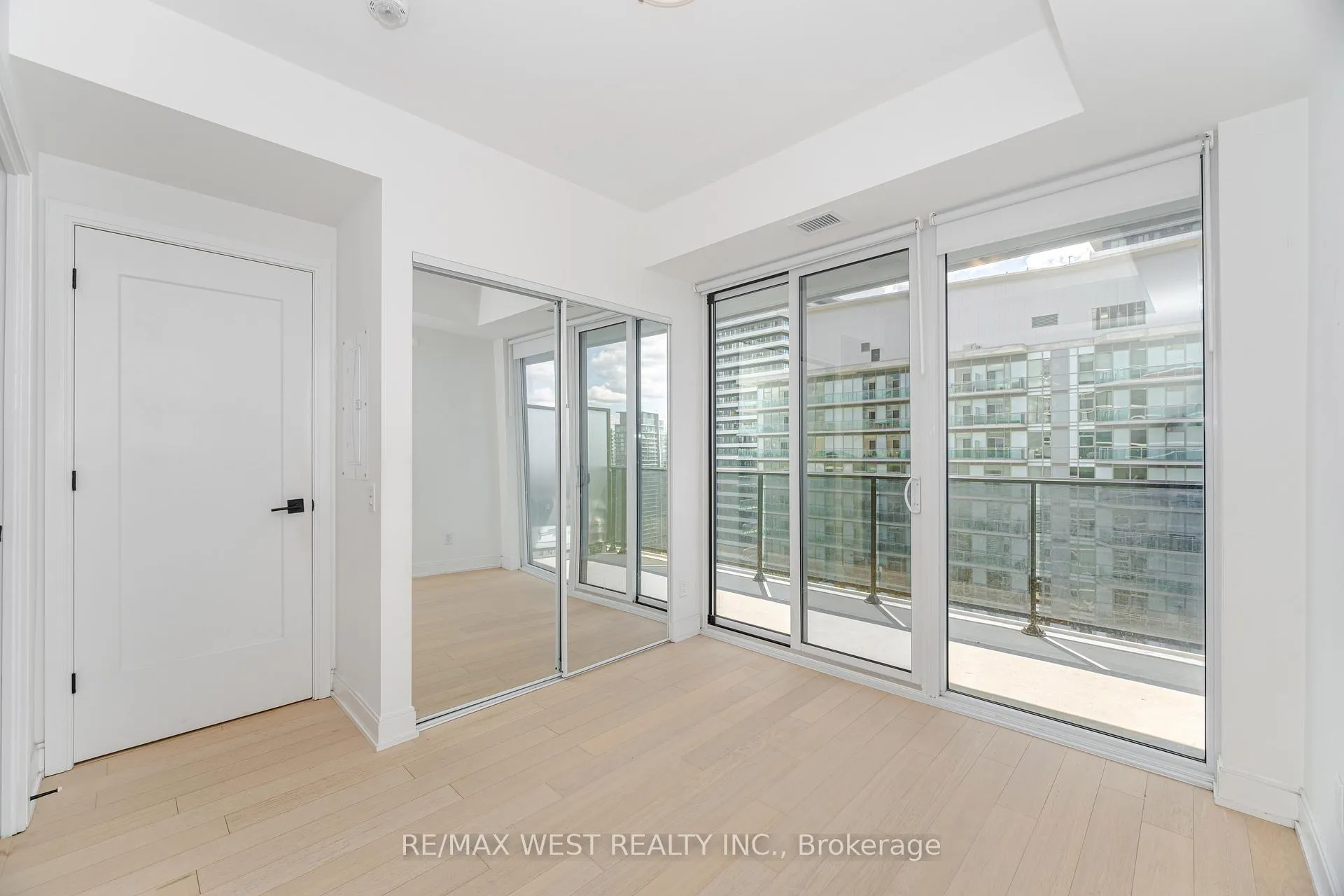 Photo 10 of Unit 4007, 70 Annie Craig Drive, Etobicoke, Mimico — HOMEH