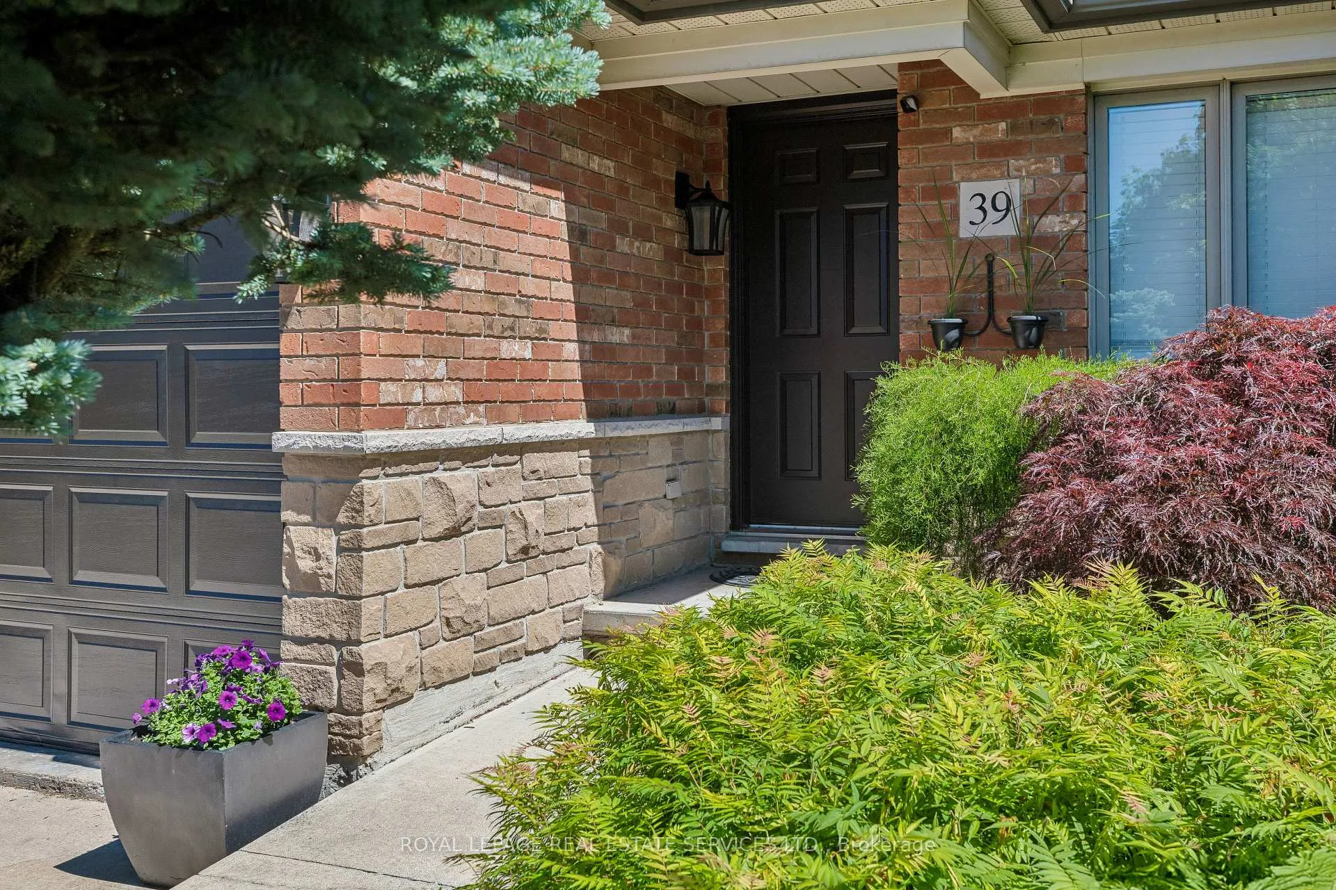 Photo 3 of 39 Liam Drive, Hamilton, Ancaster — HOMEH