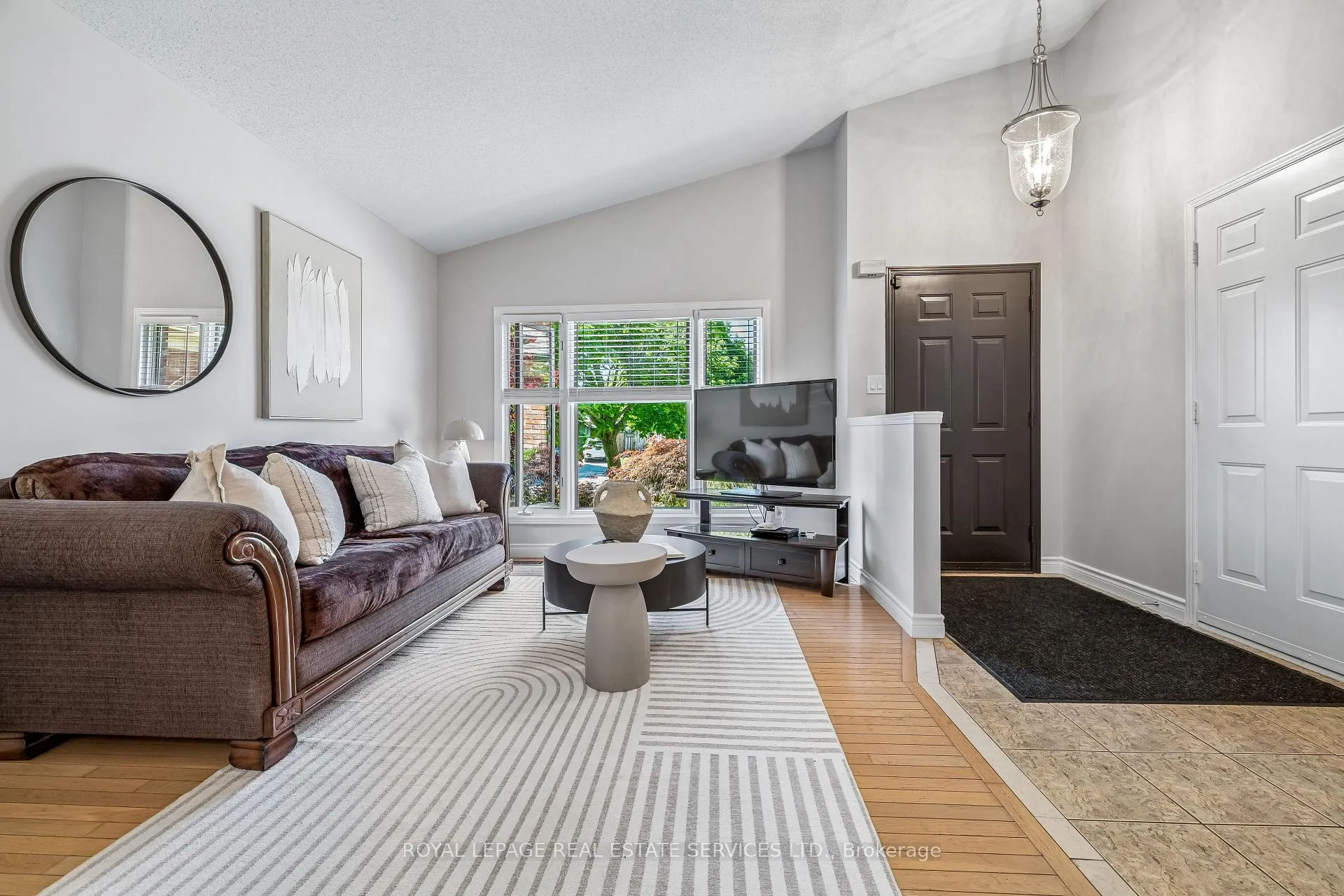 Photo 5 of 39 Liam Drive, Hamilton, Ancaster — HOMEH