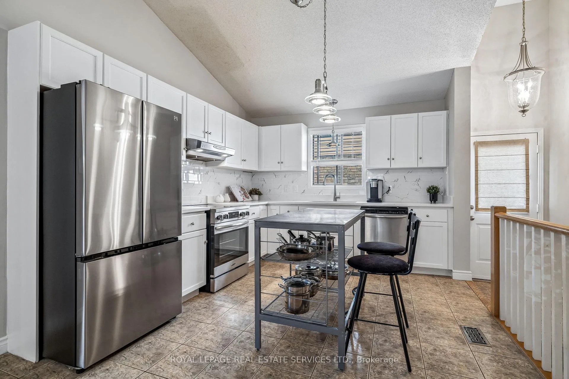Photo 10 of 39 Liam Drive, Hamilton, Ancaster — HOMEH