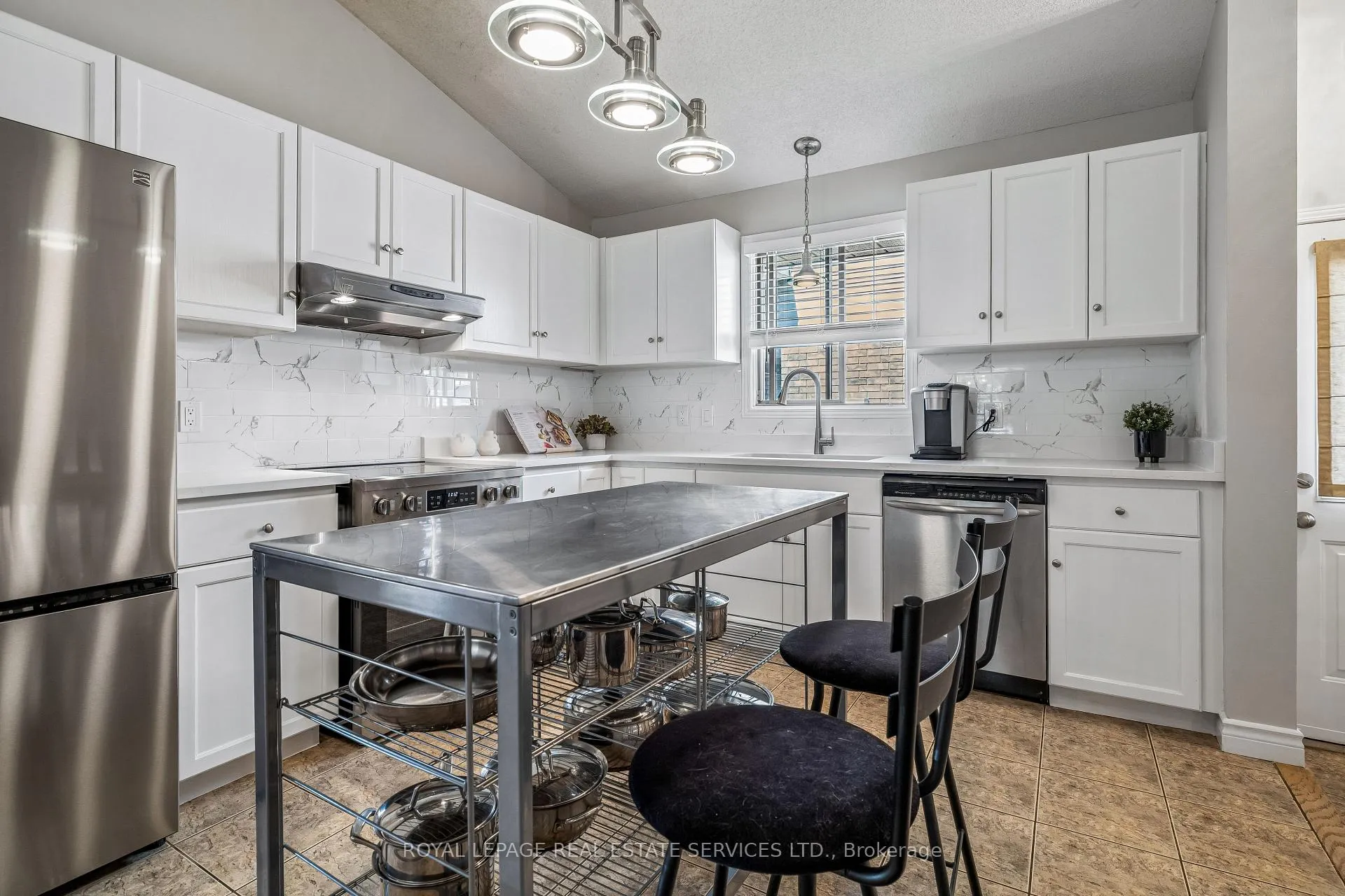 Photo 11 of 39 Liam Drive, Hamilton, Ancaster — HOMEH